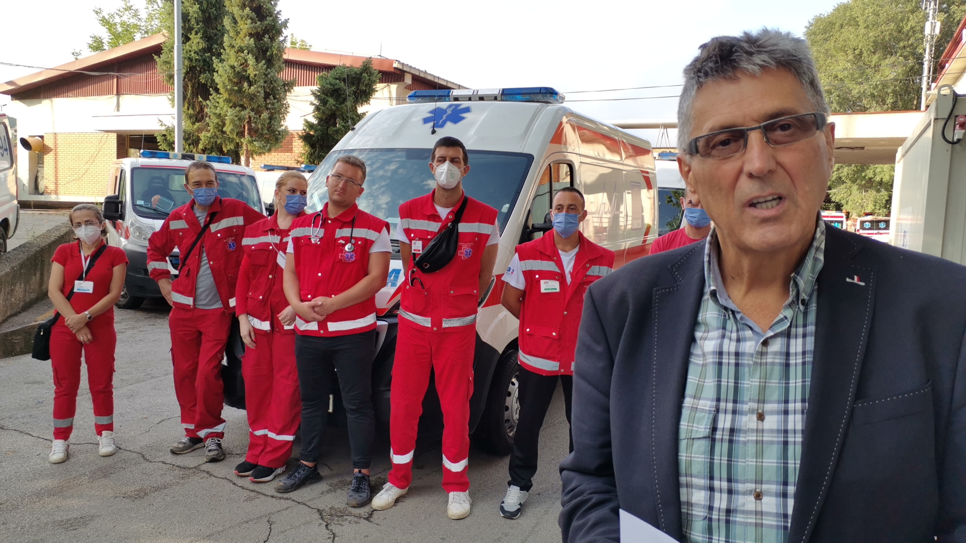 ekipe koje su u rinjavale povređene, mladi lekar je Matija, sa naočarima direktor hitne
Slavoljub Živadinović, direktor niškog Zavoda za urgentnu medicinu
