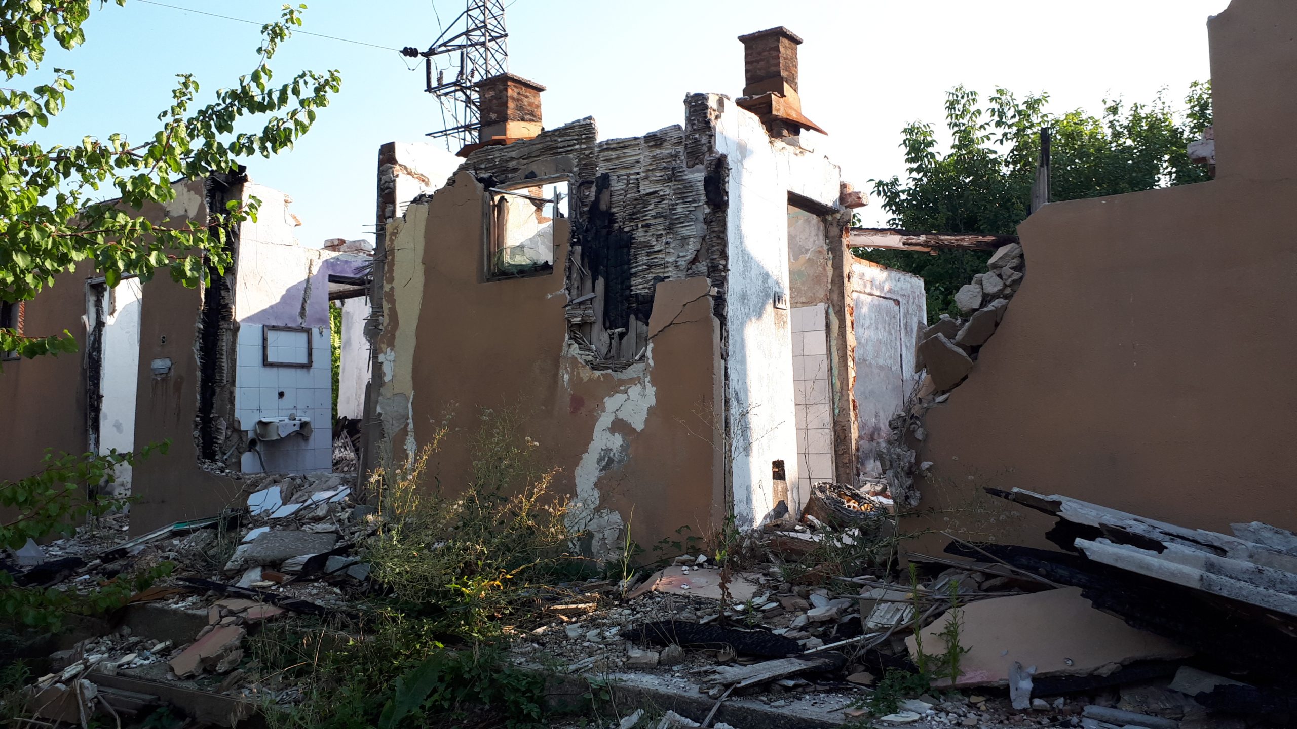 Niš, 31.07.2022. Izgorerle kuće, zgarište. Devet porodica iz Niša kampuje na zgarištu, jer su bez krova već godinu i po dana Foto: Miljana Isailović/Nova.rs