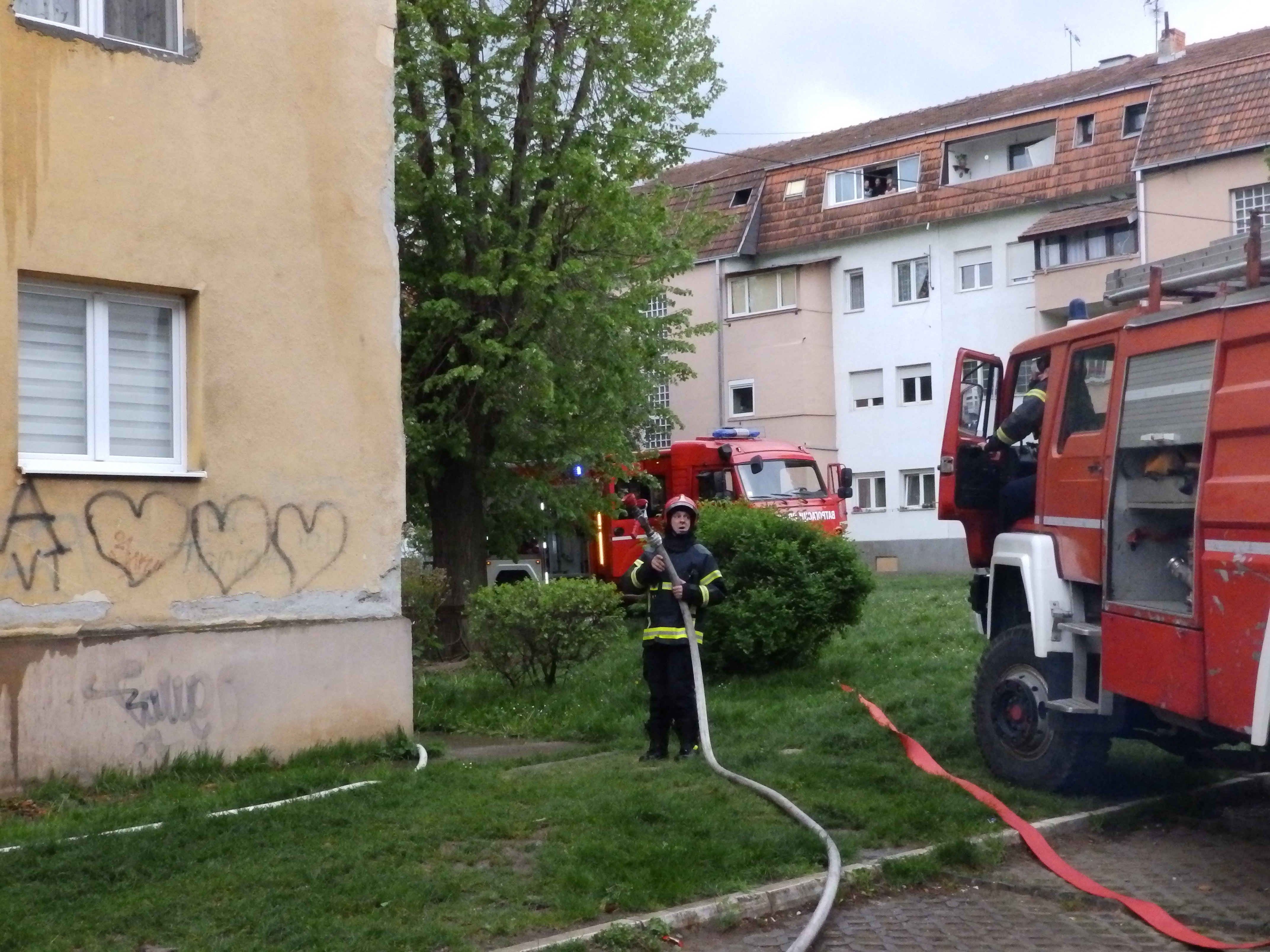 Kraljevo 28.04.2022. Požar u stambenoj zgradi u Kraljevu. Ulica Olge Jovičić, Gradska kolonija, centar Kraljeva, izgorela dva stana u potkrovlju zgrade, vatrogasci Foto: Nova.rs