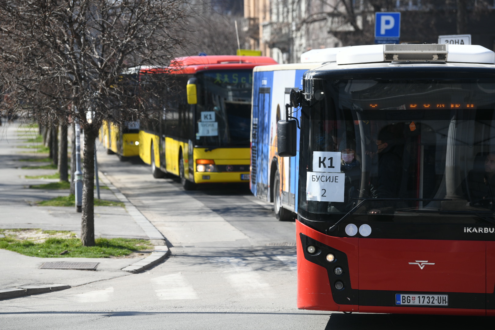 Beograd 12. mart 2022. Simpatizeri pristalice SNS Srpska napredna stranka pred put u Busije, Zemun, autobusi Foto:Vesna Lalić/Nova.rs