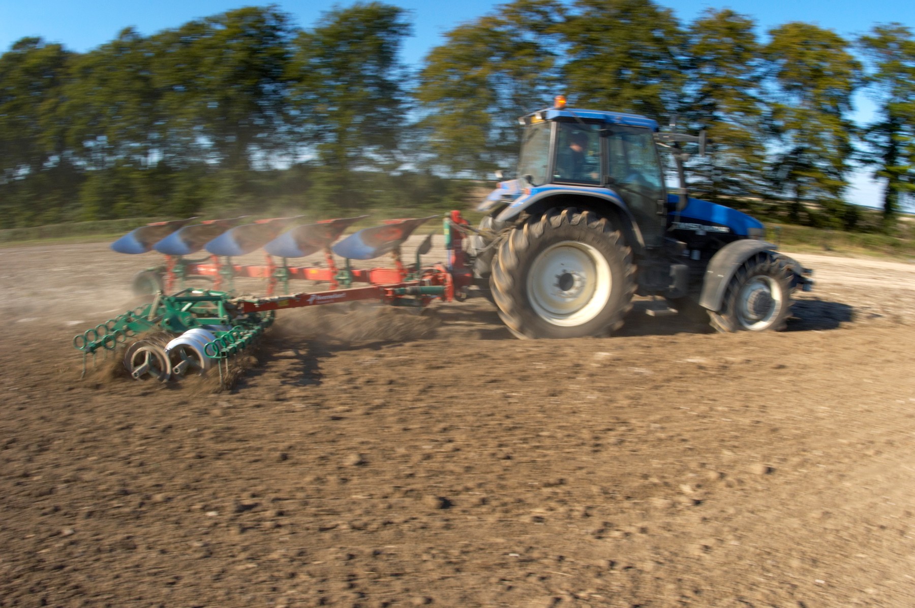Tractor ploughing a field. Photographed in Wiltshire, Al Dahra England, UK.,Image: 102230900, License: Rights-managed, Restrictions: , Model Release: no, Credit line: JEREMY WALKER / Sciencephoto / Profimedia