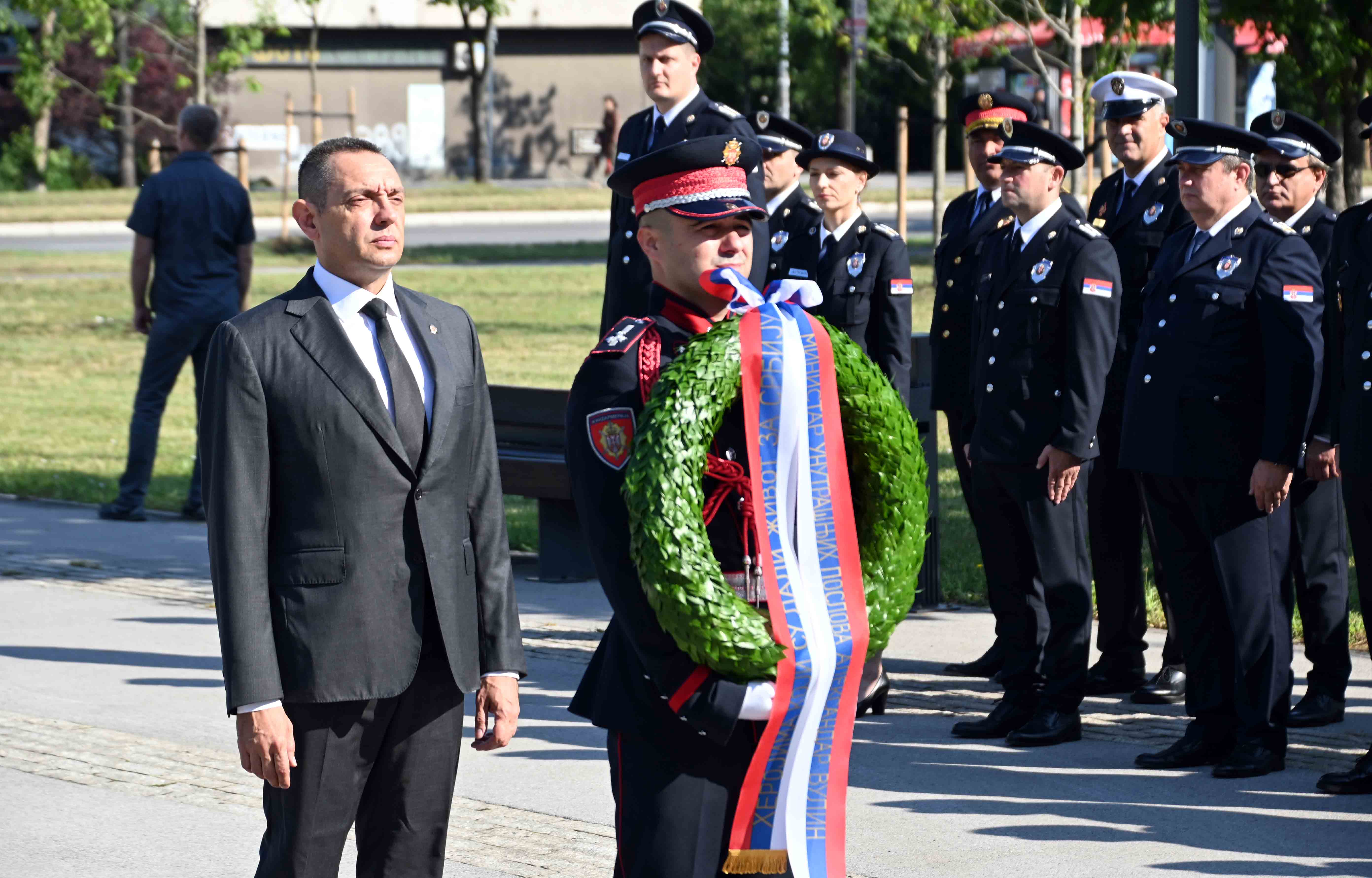 Beograd 12.06.21022. Aleksandar Vulin. Polaganje venaca, spomenik pripadnicima policije koji su dali živote vršeći dužnost, spomenik policajac sa detetom na Novom Beogradu Foto: MUP Srbije