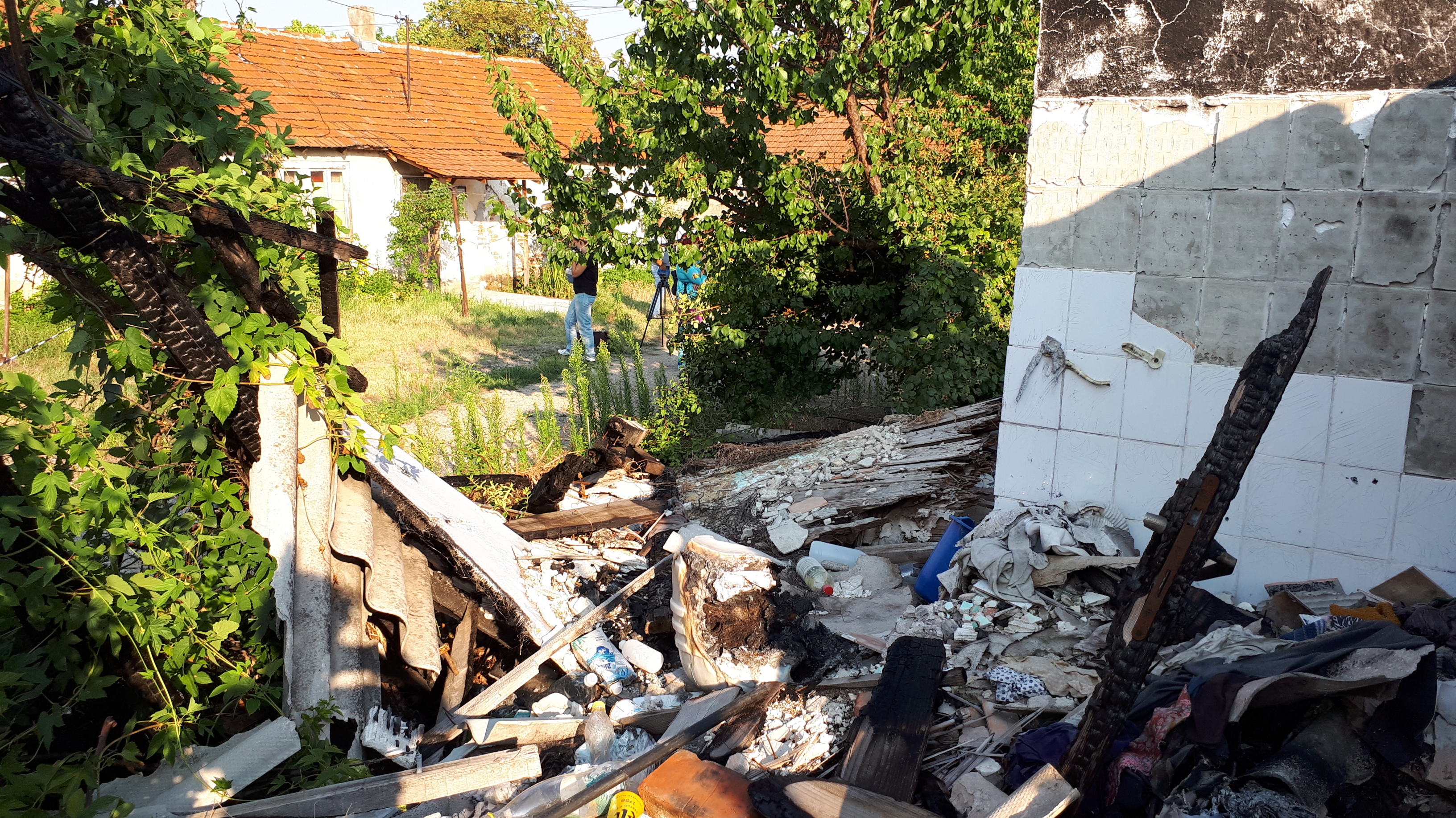 Niš, 01.08.2022. Izgorerle kuće, zgarište. Devet porodica iz Niša kampuje na zgarištu, jer su bez krova već godinu i po dana Foto: Miljana Isailović/Nova.rs