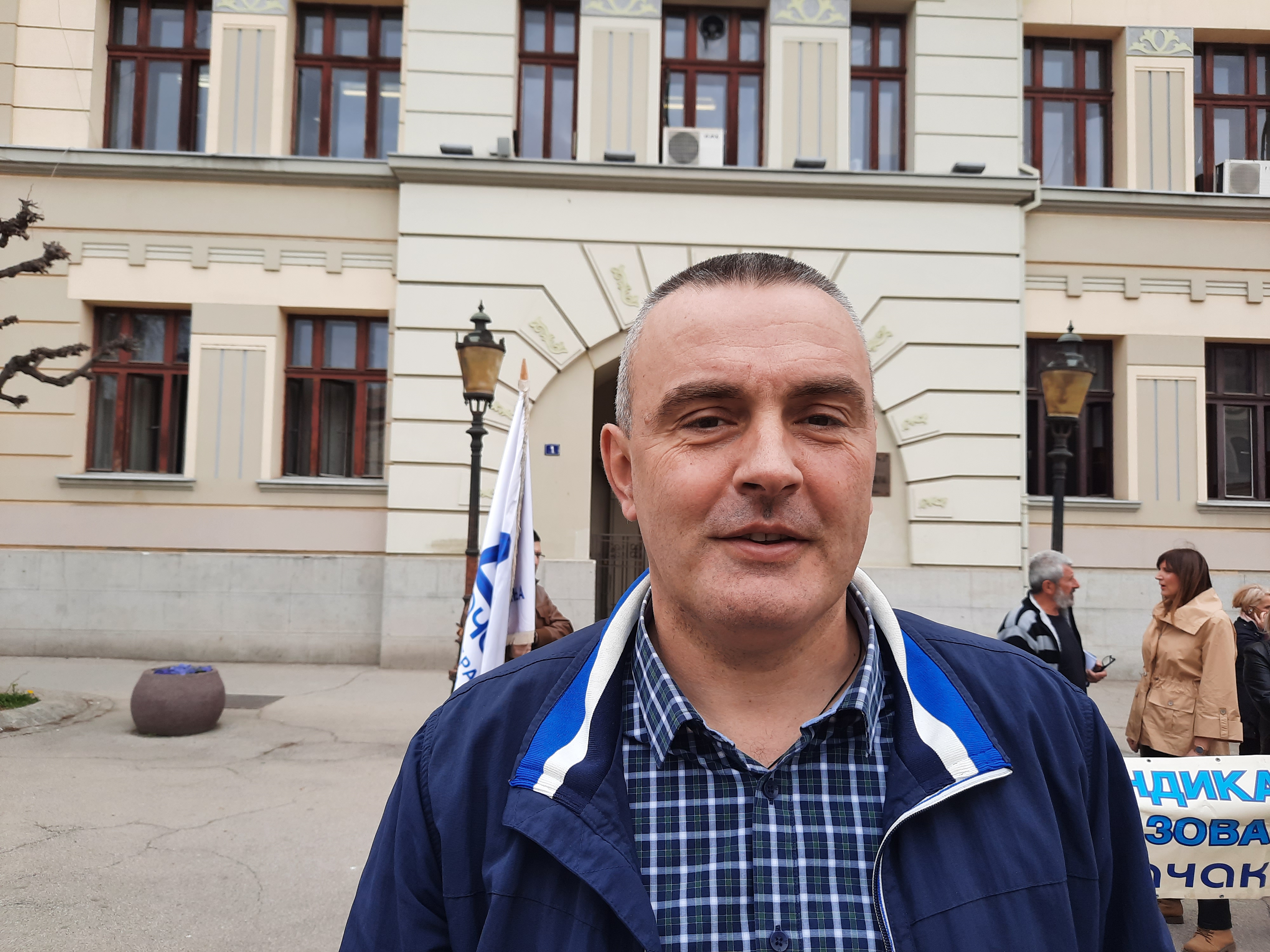 Čačak, 03.08.2022. Vladimir Adžić, rukovodilac resora za finansije, analitiku i članstvo Unije sindikata prosvetnih radnika Srbije (USPRS) i predsednik Sindikata obrazovanja Čačak Foto: Ljubica Sokić/Nova.rs