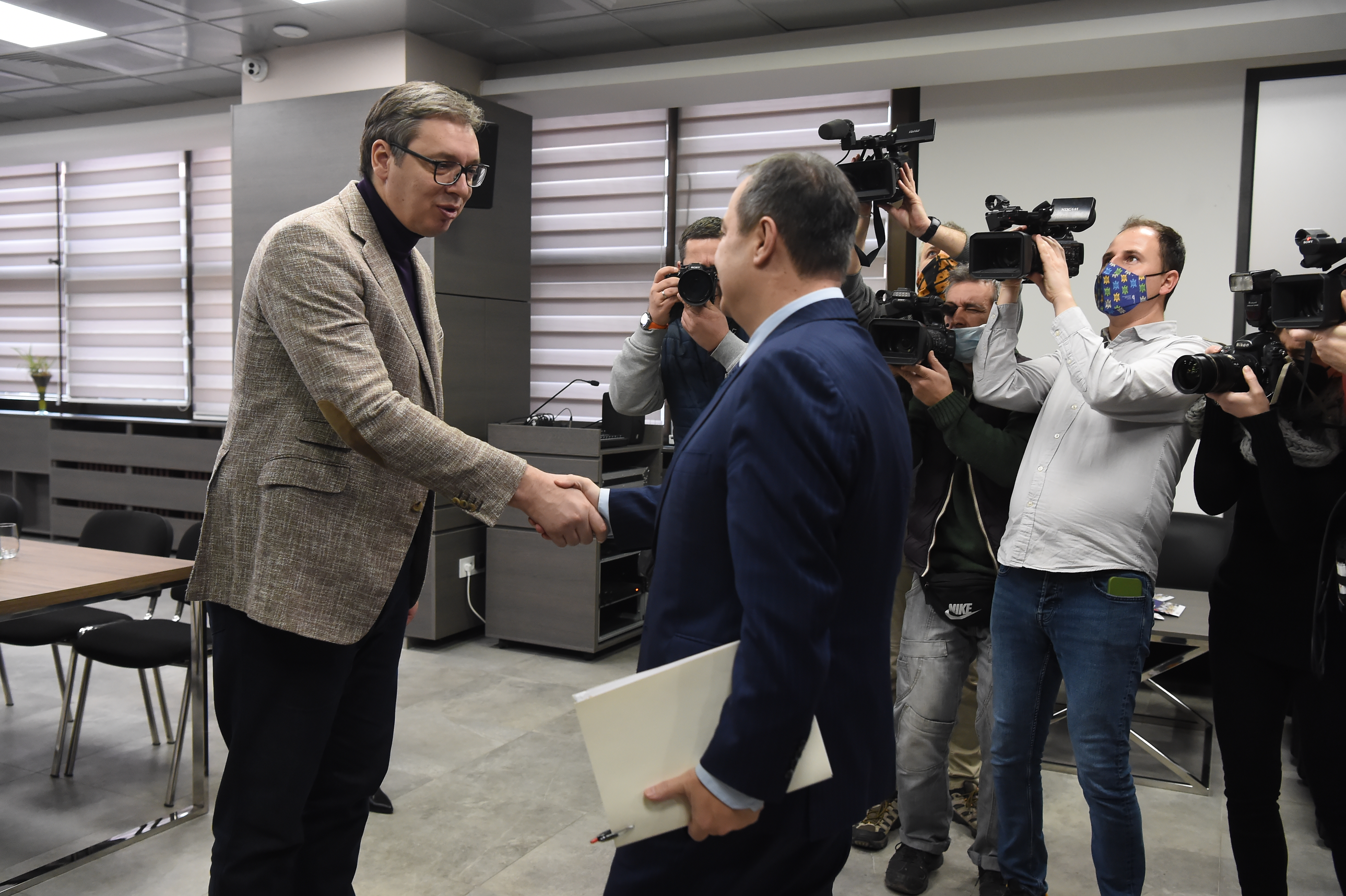 Beograd, 29. januara 2022. - D?l?gacij? Srpsk? napr?dn? strank? i Socijalistick? partij? Srbij? pr?dvodj?n? pr?ds?dnikom SNS, Al?ksandrom Vucic?m, i pr?ds?dnikom SPS, Ivicom Dacic?m, odrzale su sastanak. FOTO TANJUG/ MILOS MILIVOJEVIC/ bg