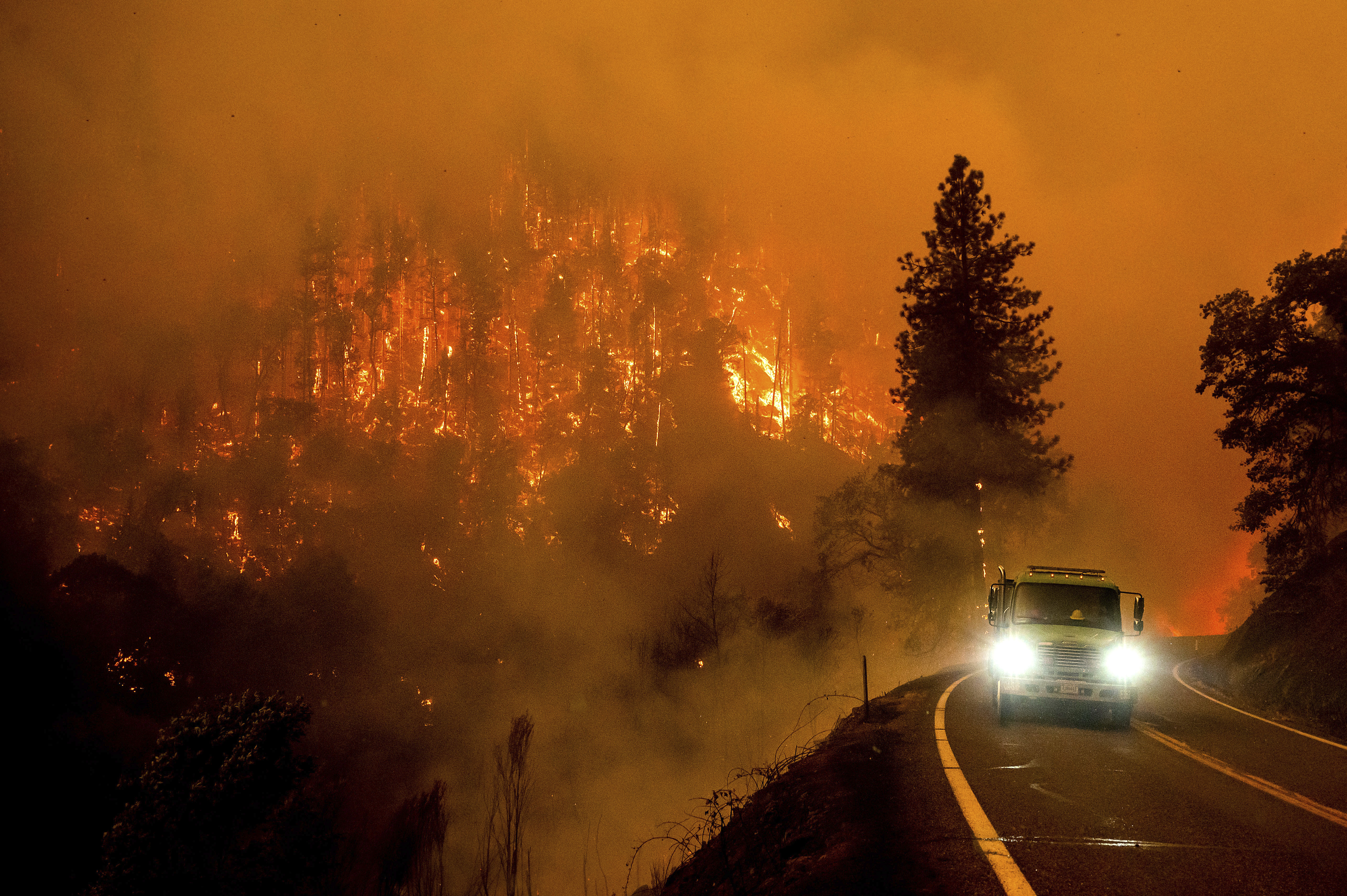 Kalifornija, požar
A firetruck drives along California Highway 96 as the McKinney Fire burns in Klamath National Forest, Calif., Saturday, July 30, 2022. (AP Photo/Noah Berger)