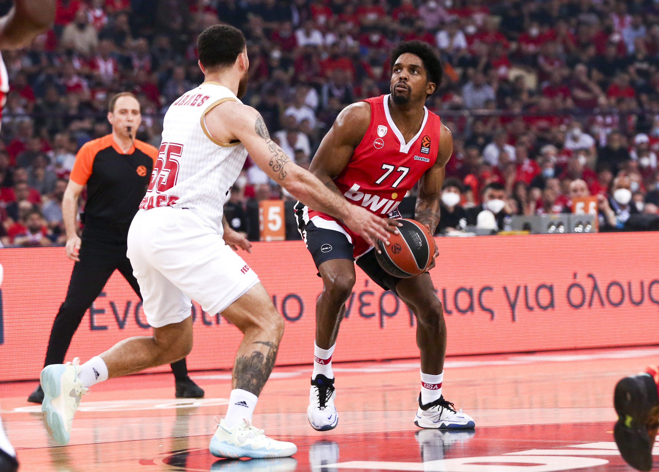 epa09927067 Olympiacos' player Shaquielle McKissic (R) in action against Monaco's Mike James (L) during the Euroleague playoff basketball match between Ol?ympiacos P?iraeus and AS Monaco in Piraeus, Greece, 04 May 2022.  EPA-EFE/GEORGIA PANAGOPOULOU