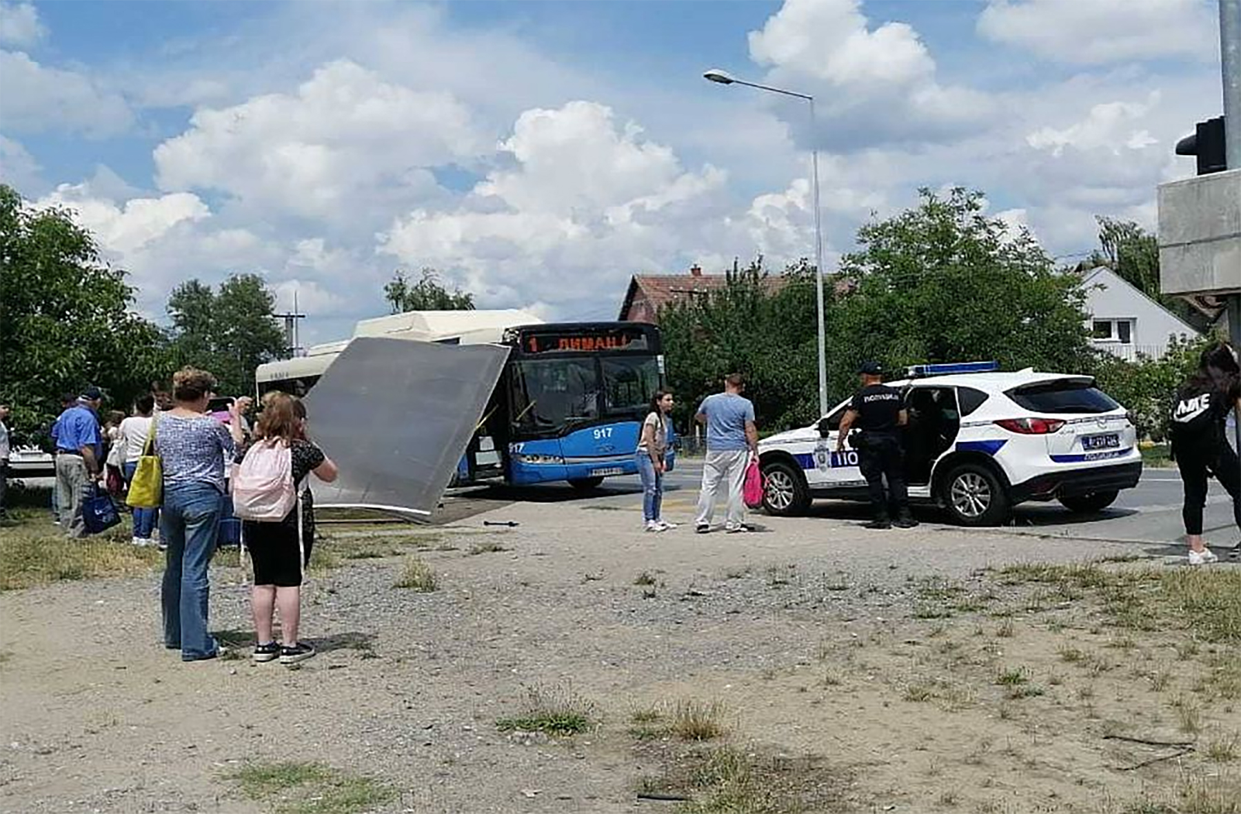 Autobus GSP-a srušio stajalište na Klisi, povređena jedna osoba