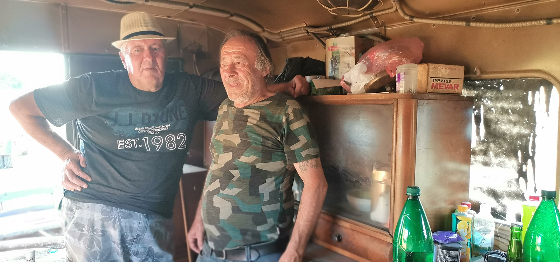 Slike za mušku sigurnu kucu, sedi je djordje a ovaj sa dugom kosom pinda. poslala Dragana Kocić. muška sigurna kuća