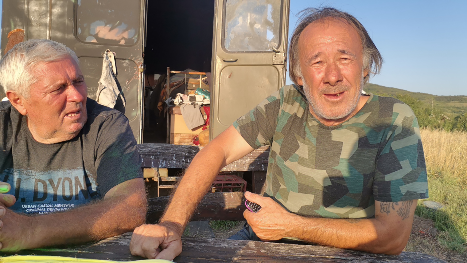 Slike za mušku sigurnu kucu, sedi je djordje a ovaj sa dugom kosom pinda. poslala Dragana Kocić. muška sigurna kuća