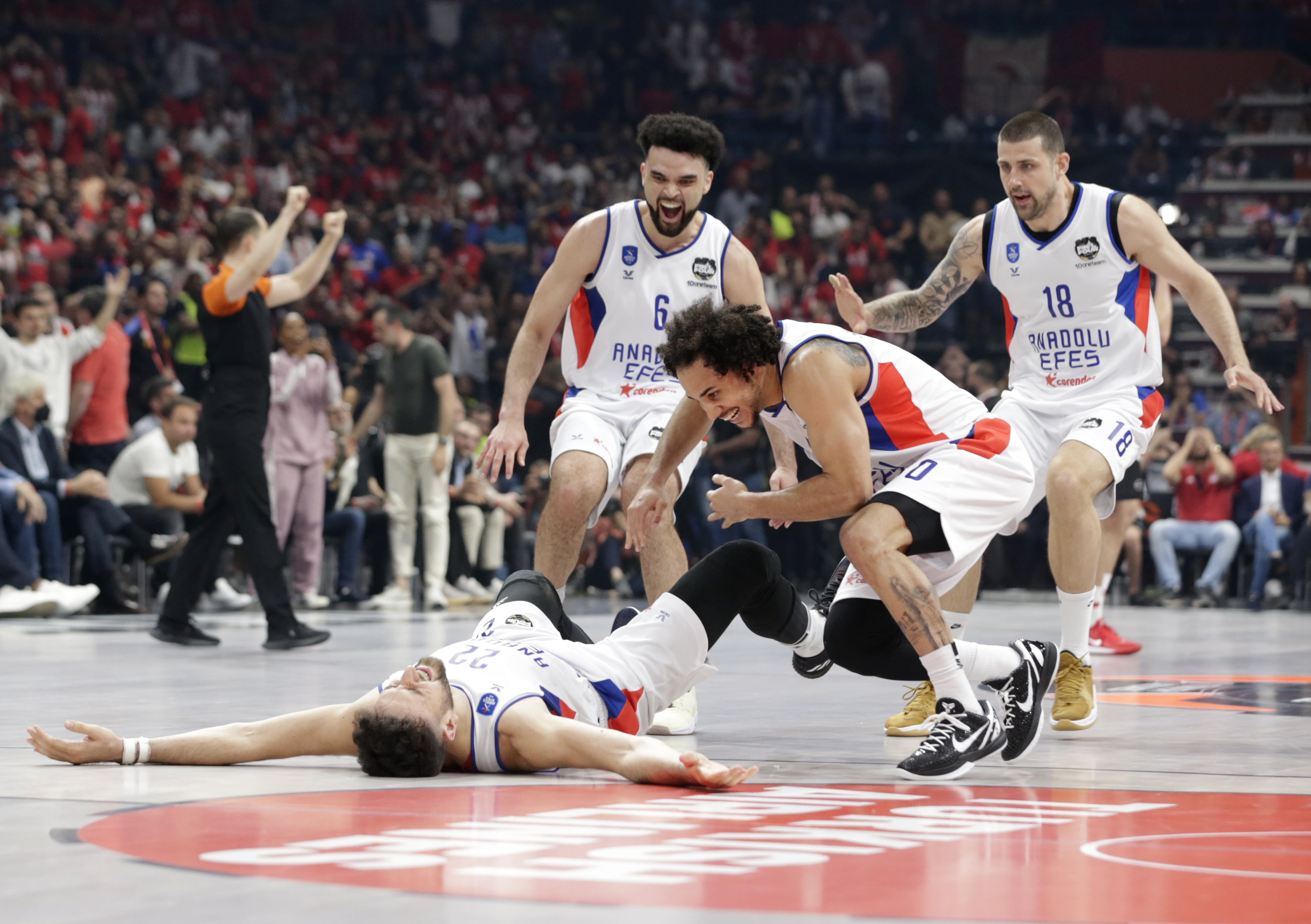 epa09958557 Anadolu Efes' Vasilije Micic (L) celebrates with teammates during the Euroleague Final Four semi final basketball match between Olympiacos Piraeus and Anadolu Efes in Belgrade, Serbia, 19 May 2022.  EPA-EFE/ANDREJ CUKIC