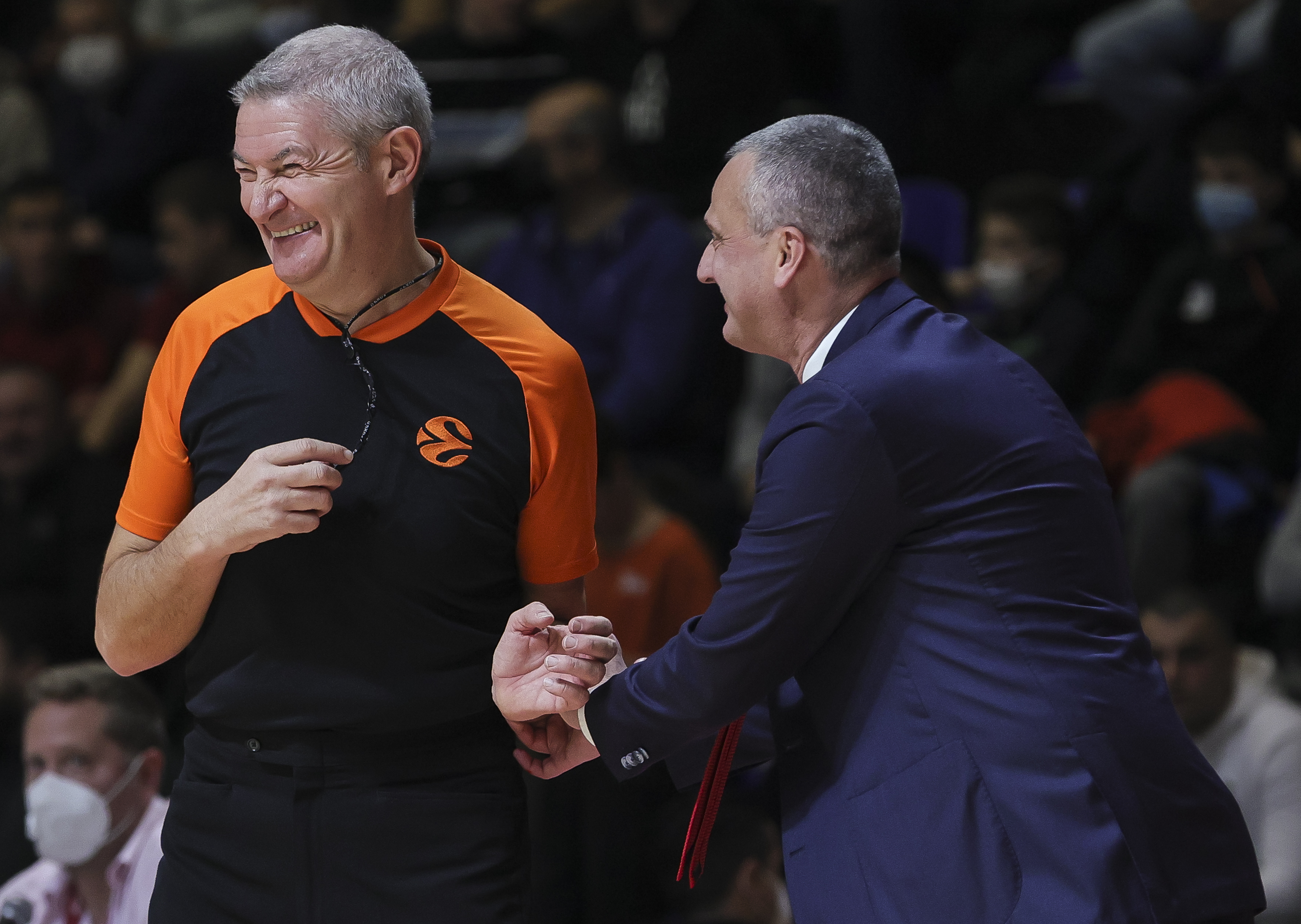 referee sudija Luigi Lamonica and Head coach Dejan Radonjic
Crvena Zvezda v Unics Kazan-Euroleague
Beograd, 26.11.2021.
foto: Srdjan StevanovicStarsportphoto ©