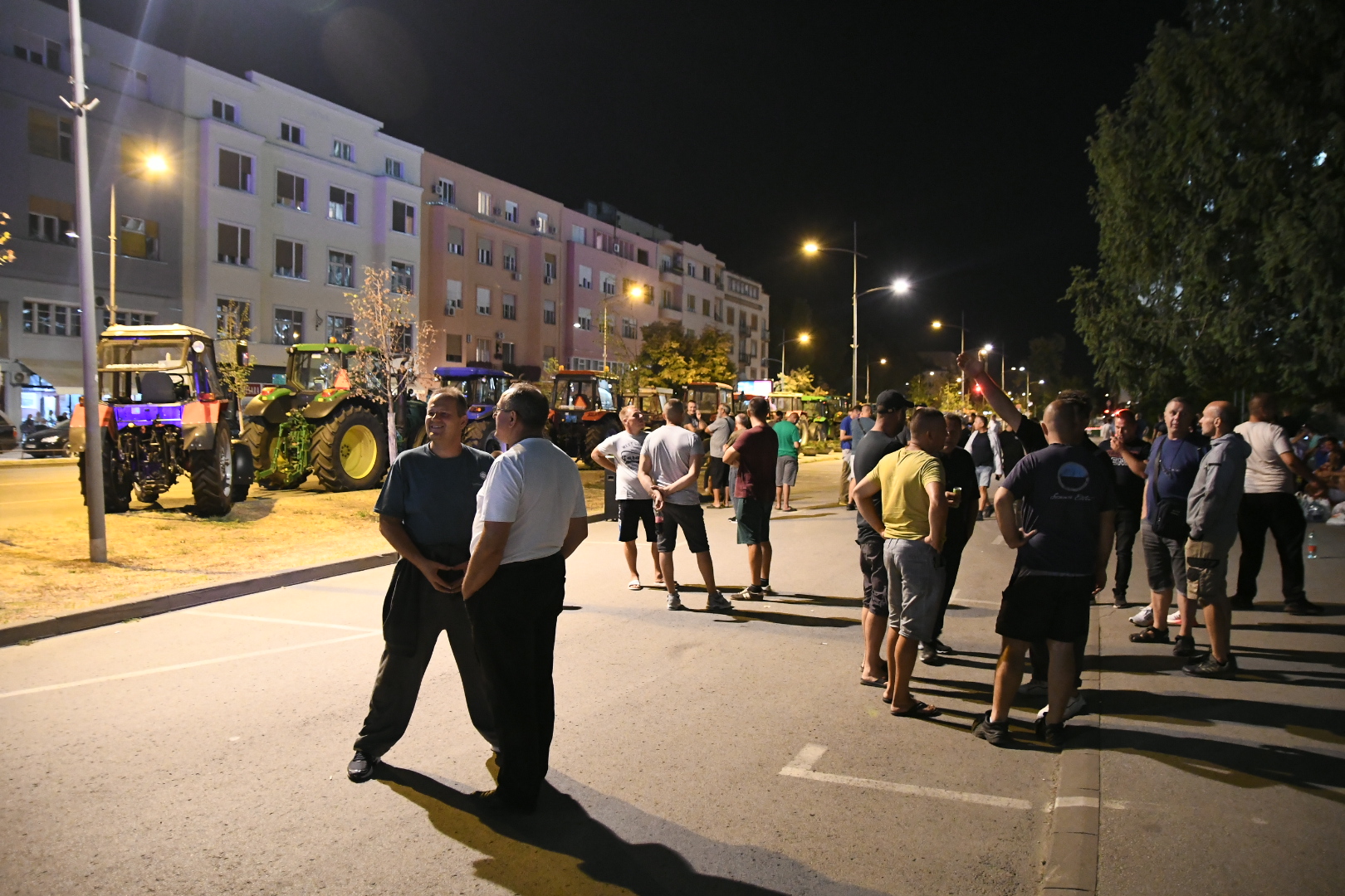 Novi Sad 09.08.2022. Protest poljoprivrednika u Novom Sadu, blokirana ulica, poljoprivrednici, blokada Foto: Nenad Mihajlović/Nova.rs