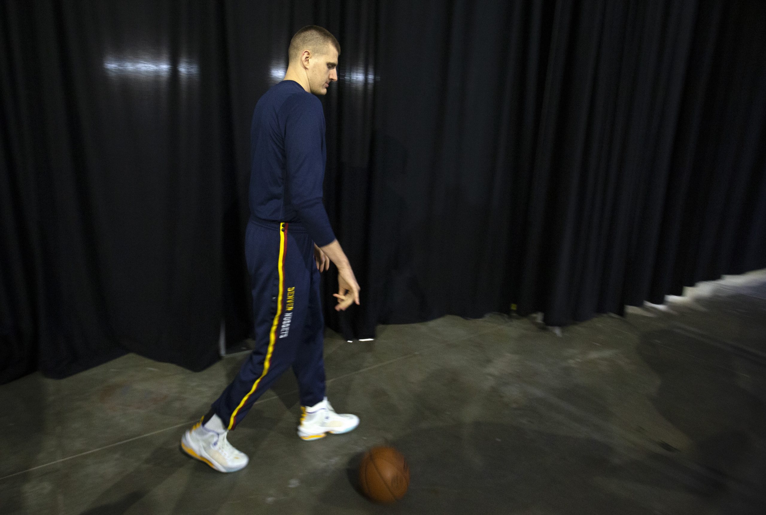 epa09913492 Denver Nuggets center Nikola Jokic walks down the tunnel to the court before an NBA game against the Golden State Warriors at Chase Center in San Francisco, California, USA, 27 April 2022.  EPA-EFE/D. ROSS CAMERON  SHUTTERSTOCK OUT