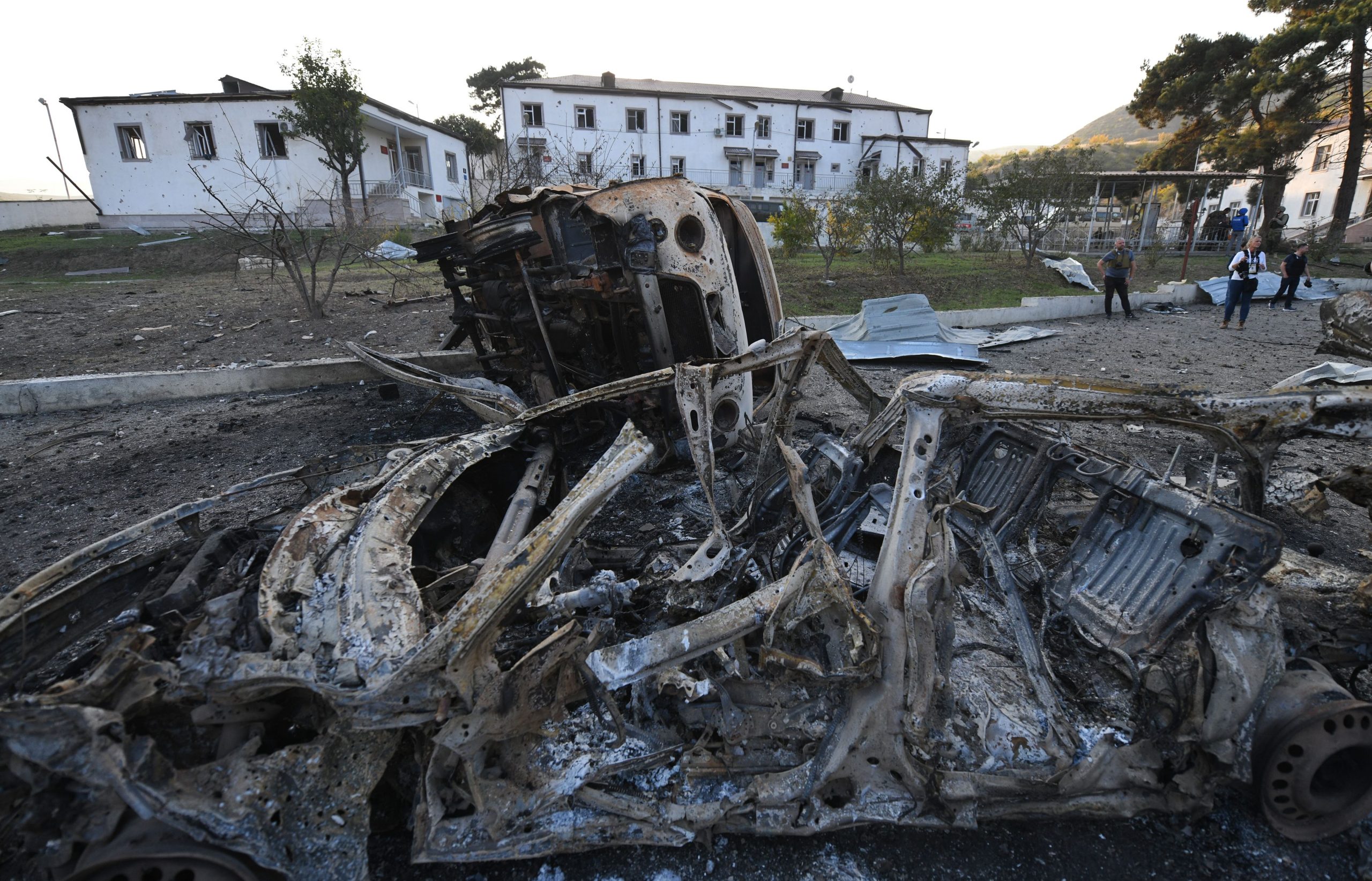 Jermenija, oktobar 2020. Martakert. Nagorno Karabah. Unisteni automobili ispred bolnice u gradu Martakert koji se nalazi na severozapadu regije Nagorno Karabah. Foto: Filip Krainčanić/Nova.rs