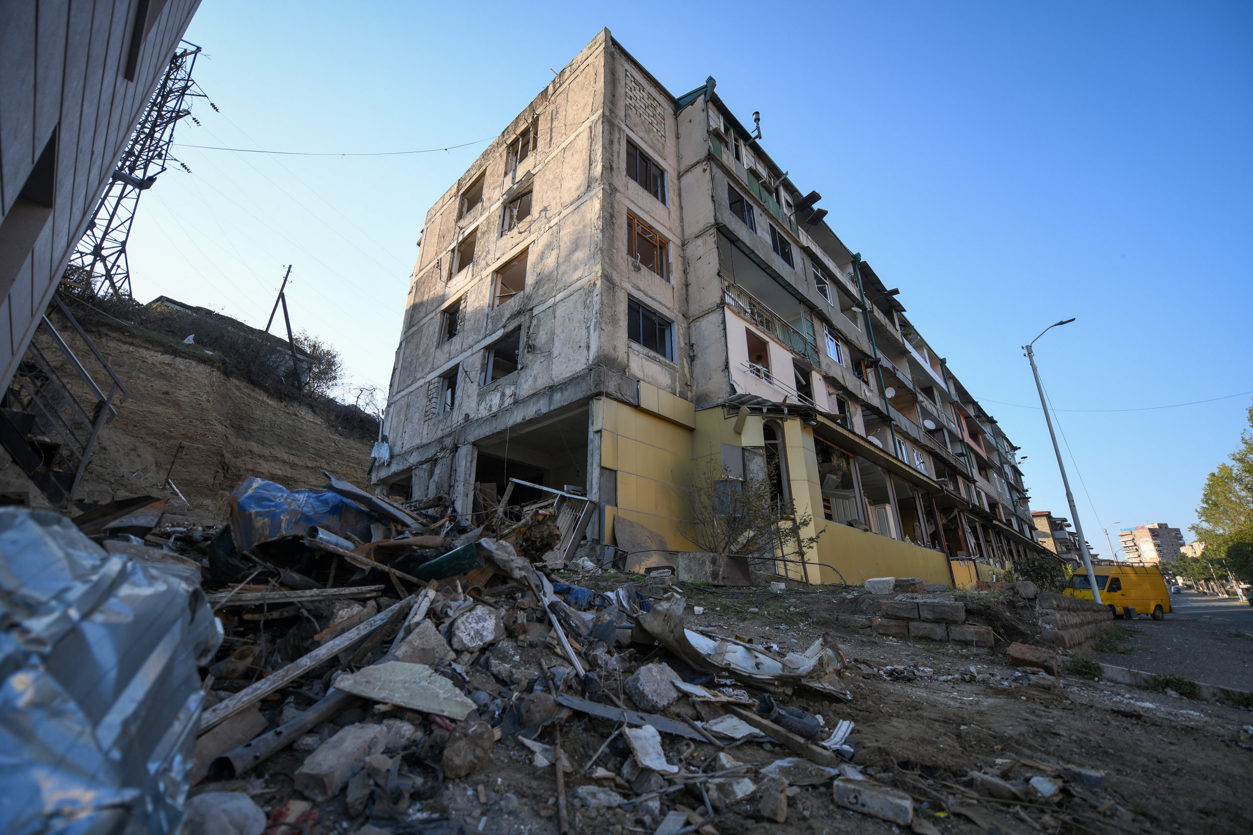 Jermenija, oktobar 2020. Stepanakert. Nagorno Karabah. Scene unistenih civilnih objekata u Stepanakertu, glavnom i najvecem gradu Nagorno Karabaha. Foto: Filip Krainčanić/Nova.rs