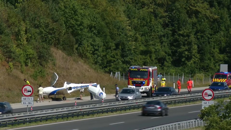Avion sleteo na autoput kod kranja