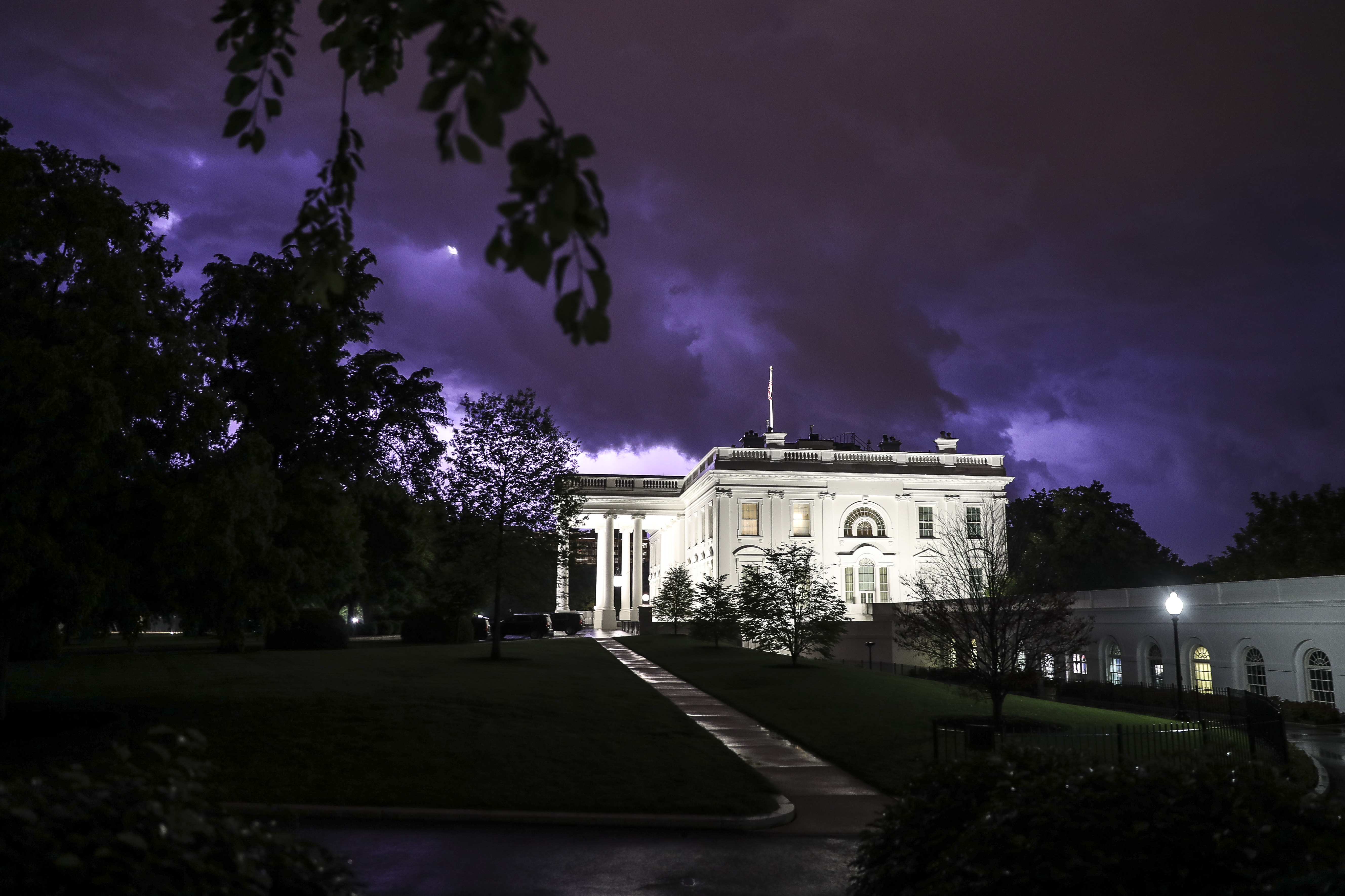 epa08399230 Lightning illuminates the clouds of a thunderstorm behind the White House in Washington, DC, USA, 03 May 2020.  EPA-EFE/Oliver Contreras / POOL