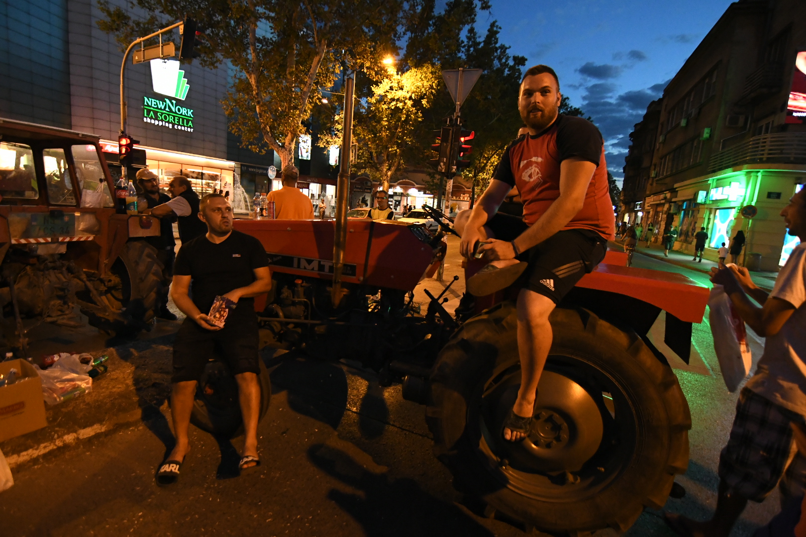 Novi Sad 11.08.2022. Protest paora, poljoprivrednika, seljaka, nocna blokada,