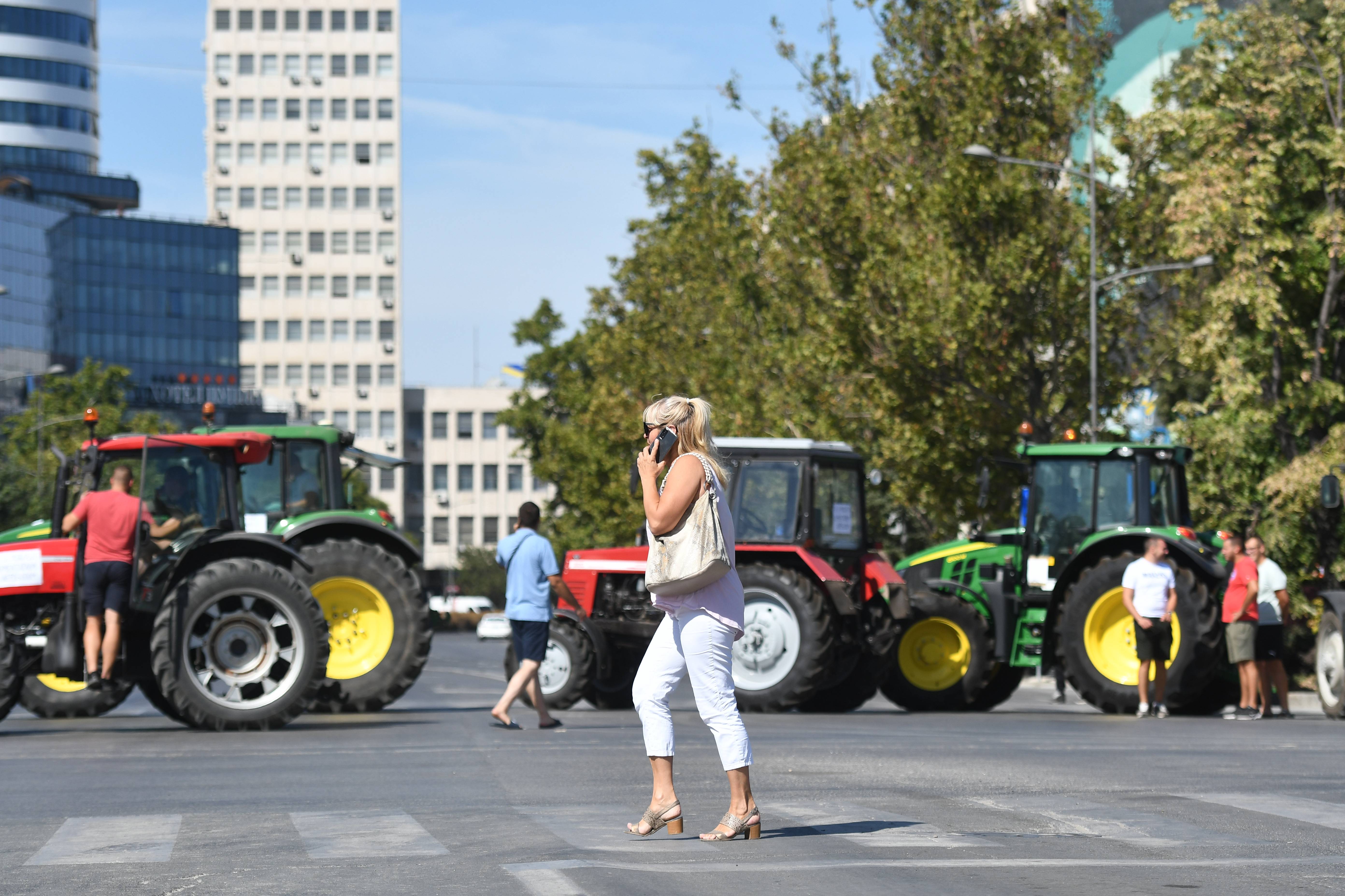 Novi Sad, 12.08.2022. - Poljoprivrednici nezadovoljni izostankom reakcije Vlade Srbije na sve njihove zahteve blokirali su danas u 10 casova Bulevar Mihajla Pupina u Novom Sadu. (BETAPHOTO/DRAGAN GOJIC)
