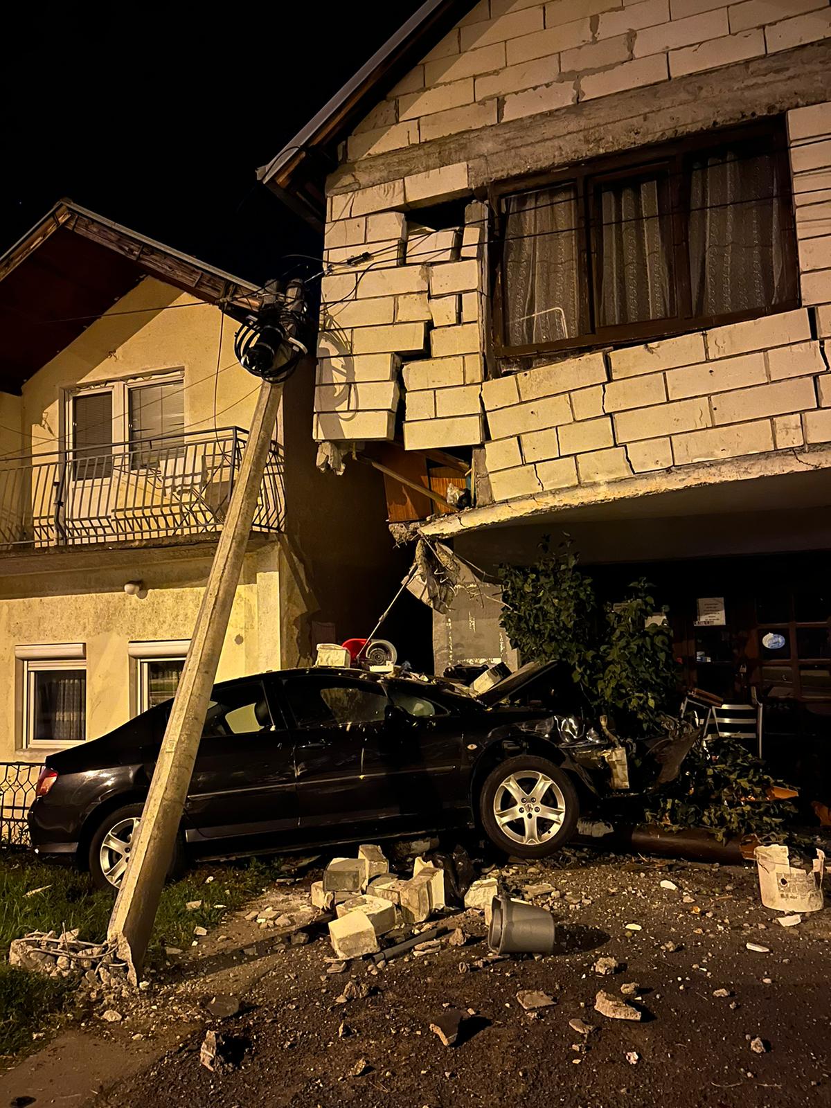 Kraljevo zašli iz kafane, trkali se i pa udarili u kuću
Dva vozača vozeći svoje automobile, najverovatnije pod uticajem alkohola, zakucala su se u noći između nedelje i ponedeljka u kuću u Ulici Jovana Deroka u Kraljevu i tom prilikom skoro je srušili.