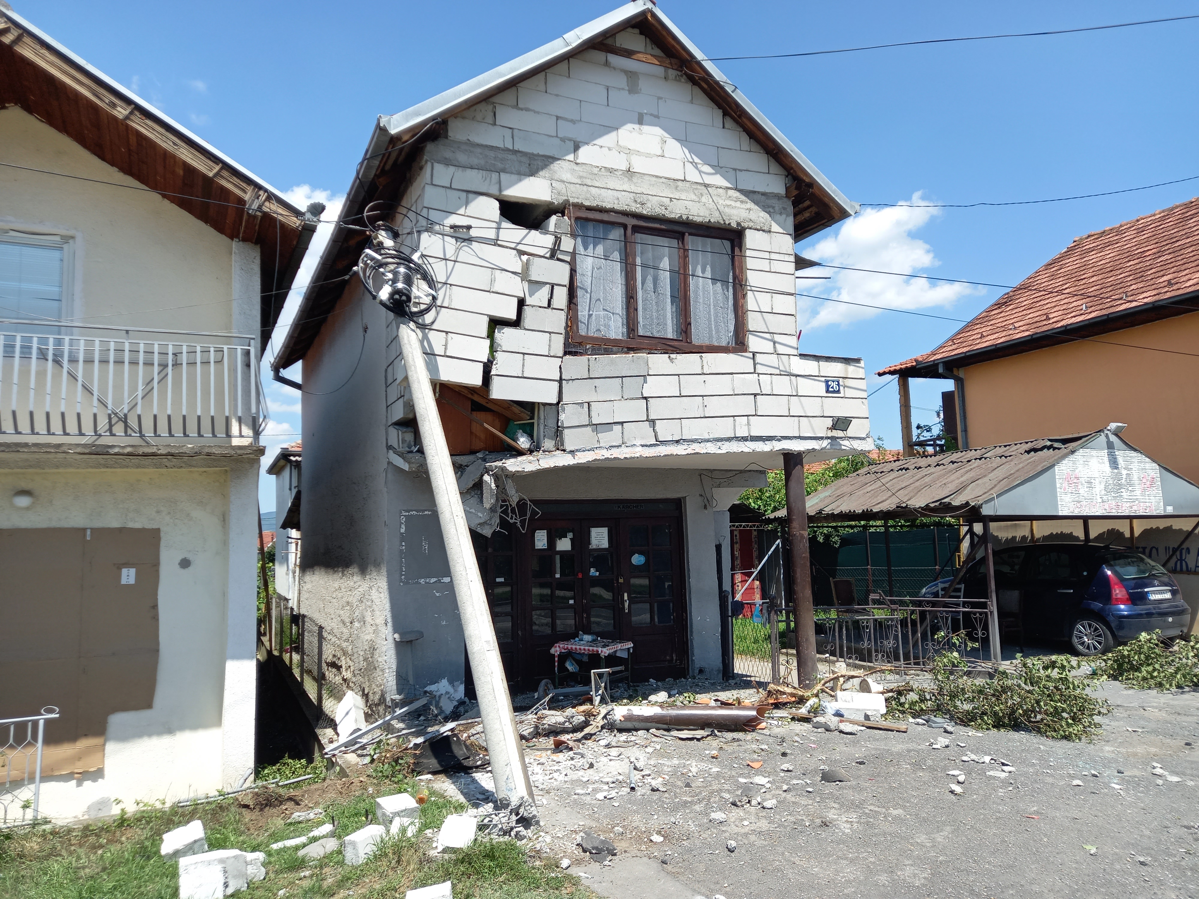 Kraljevo zašli iz kafane, trkali se i pa udarili u kuću
Dva vozača vozeći svoje automobile, najverovatnije pod uticajem alkohola, zakucala su se u noći između nedelje i ponedeljka u kuću u Ulici Jovana Deroka u Kraljevu i tom prilikom skoro je srušili.
