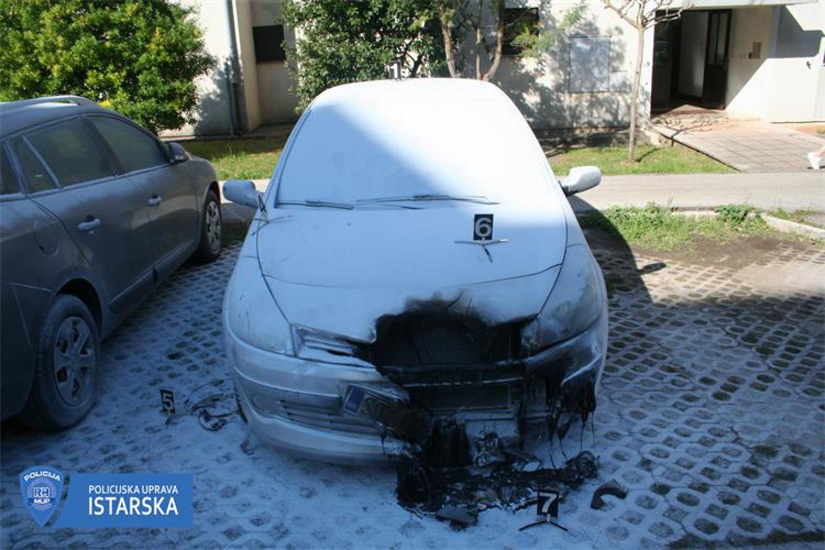 zena zapalila dva vozila
