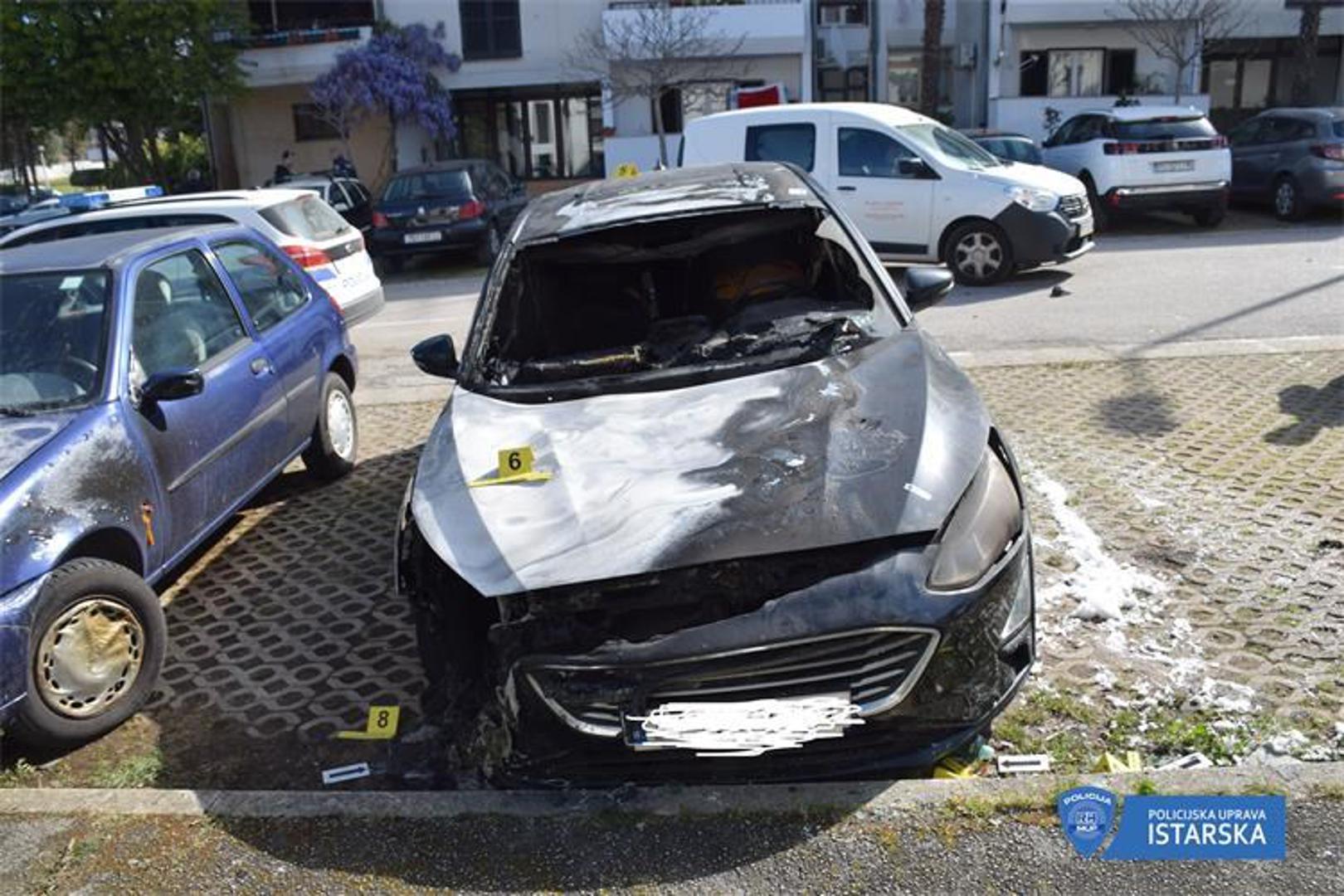 zena zapalila dva vozila
