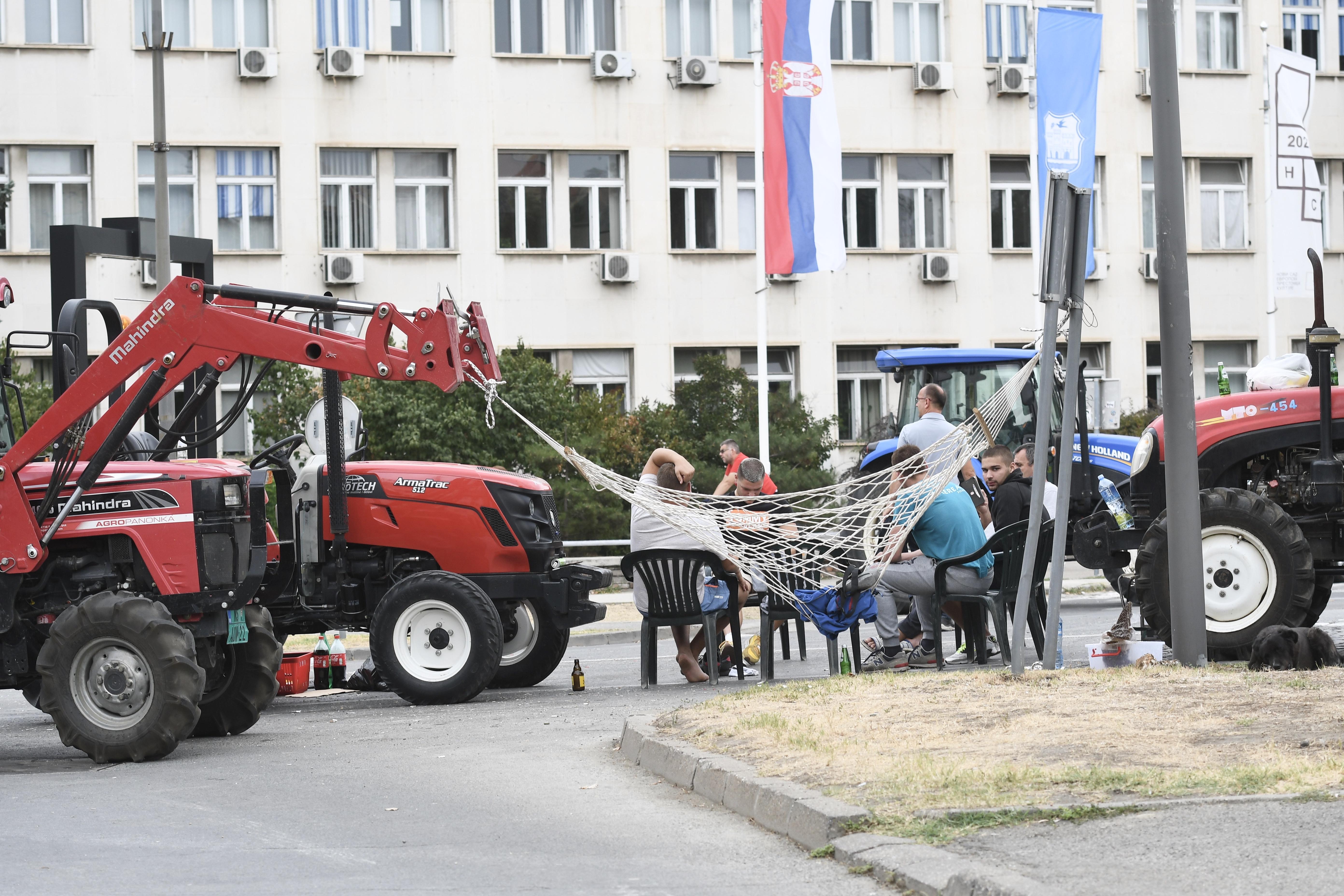 POLJOPRIVREDNICI SESTI DAN BLOKIRALI SAOBRACAJ U CENTRU NOVOG SA