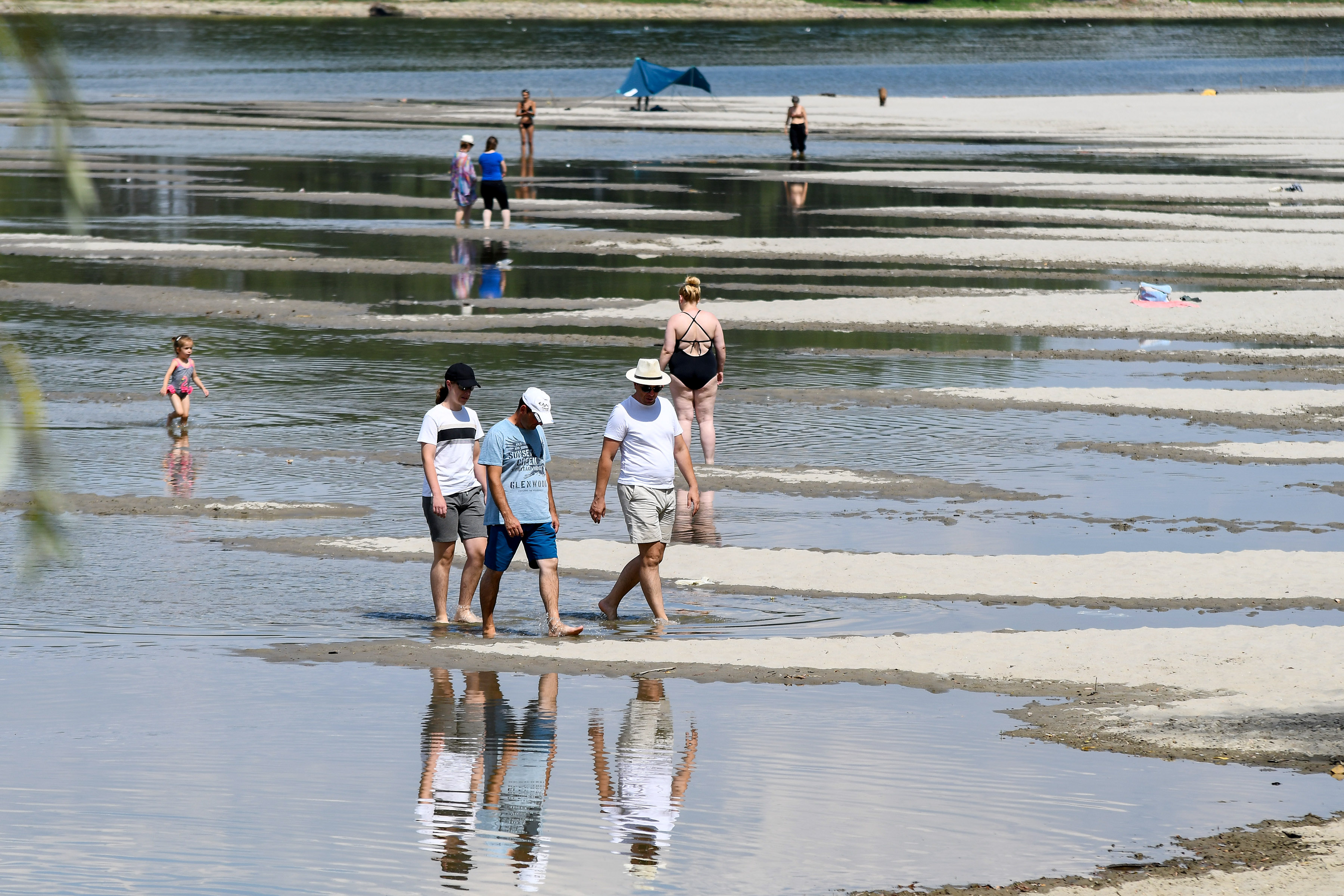Novi Sad, 2. avgusta 2022. - Nizak vodostaj Dunava kod Novog Sada prouzrokovao je pojavu pescanih sprudova koje su novosadjani iskoristili za uzivanje, kupanje i suncanje. FOTO TANJUG/ NENAD MIHAJLOVIC/ bg