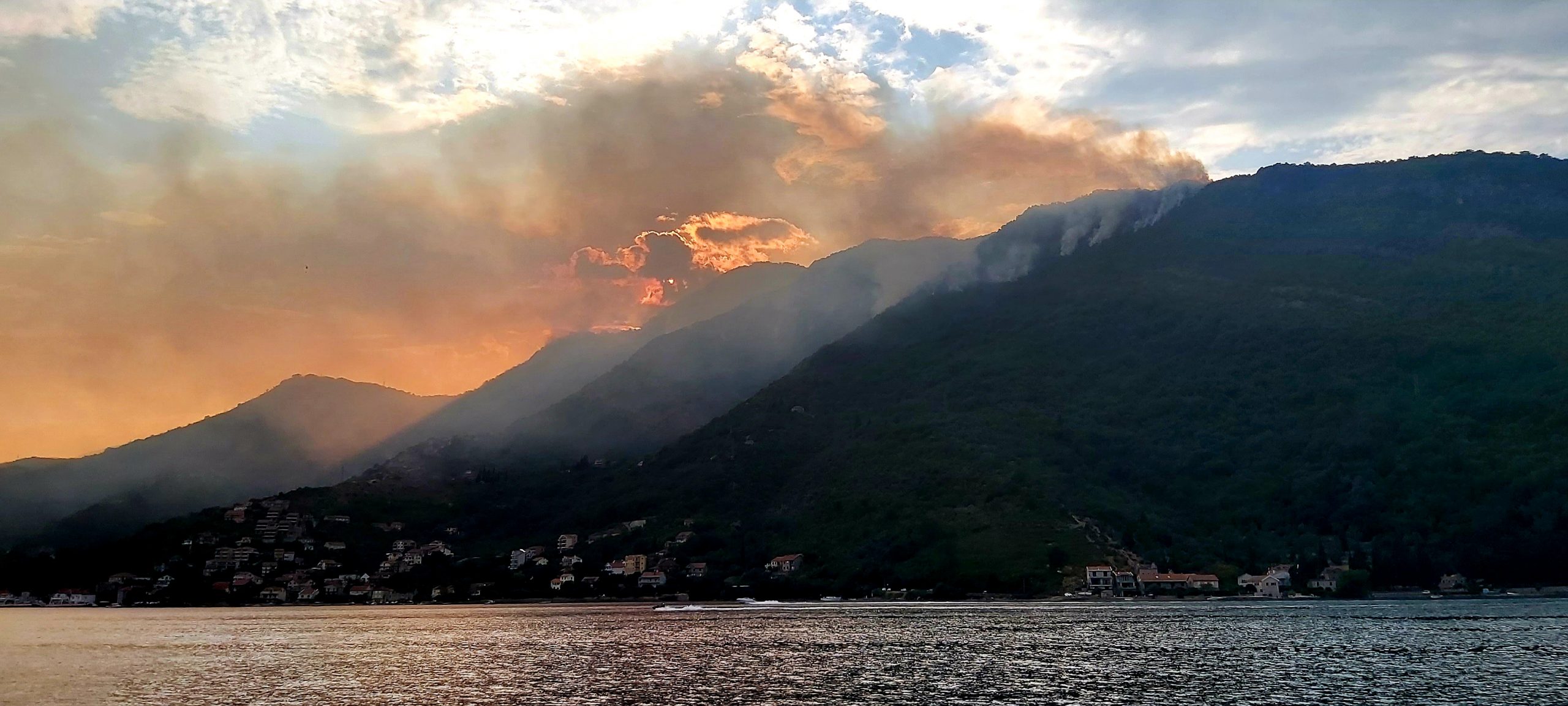 Perast, Crna Gora, 10.08.2022. Požar u Perastu, vatra, dim, brdo iznad Perasta Foto: Ana Marković/Nova.rs