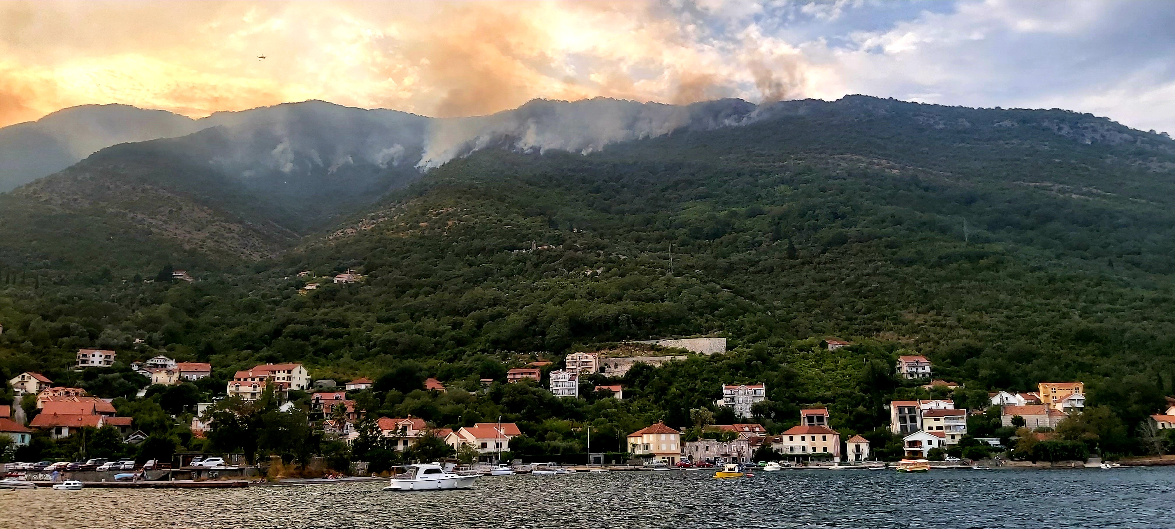 Perast, Crna Gora, 10.08.2022. Požar u Perastu, vatra, dim, brdo iznad Perasta Foto: Ana Marković/Nova.rs