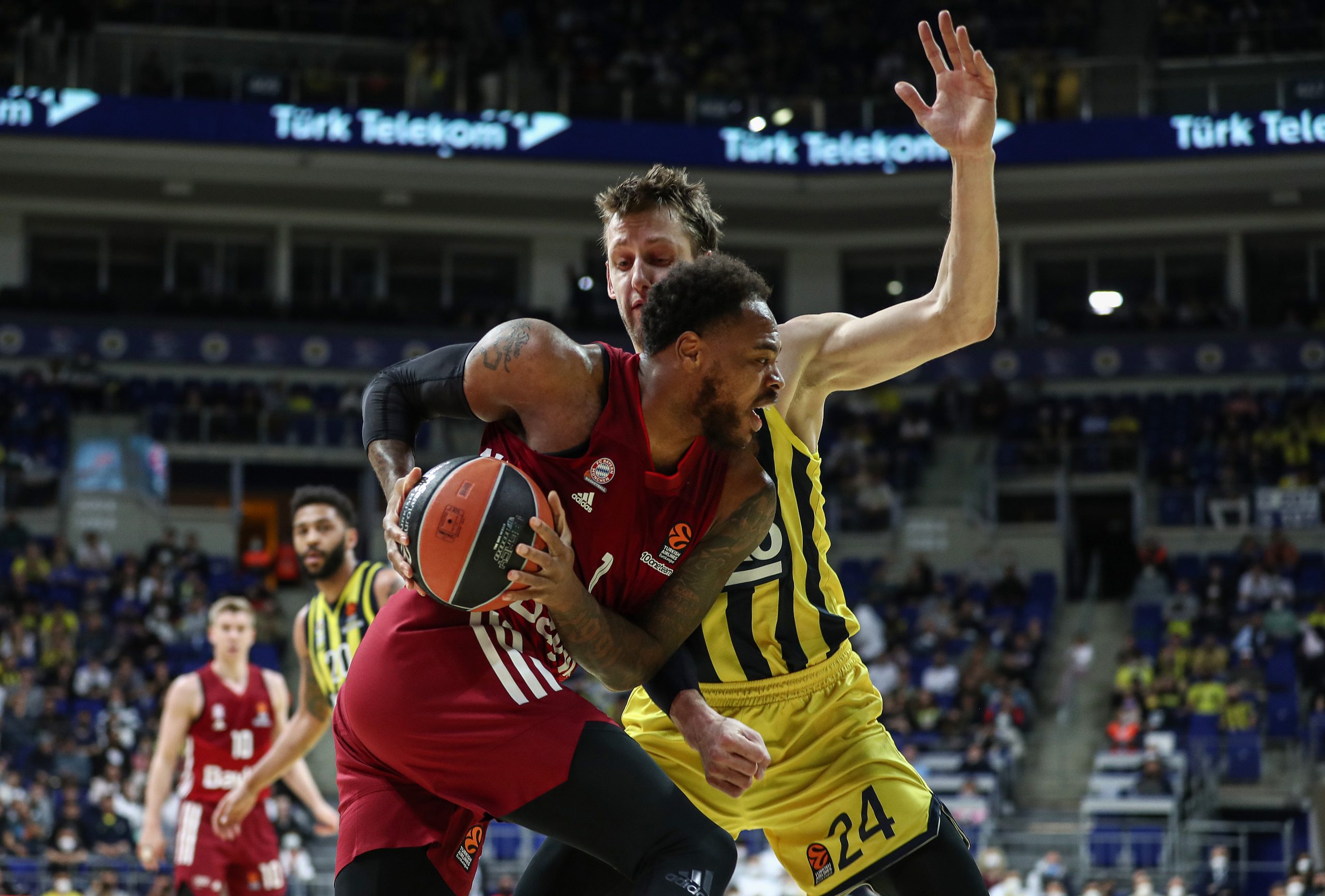 epa09870635 Jan Vesely (back) of Fenerbahce in action against Deshaun Thomas (front) of Bayern Munich during the Euroleague basketball match between Fenerbahce Beko and Bayern Munich in Istanbul, Turkey, 04 April 2022.  EPA-EFE/ERDEM SAHIN