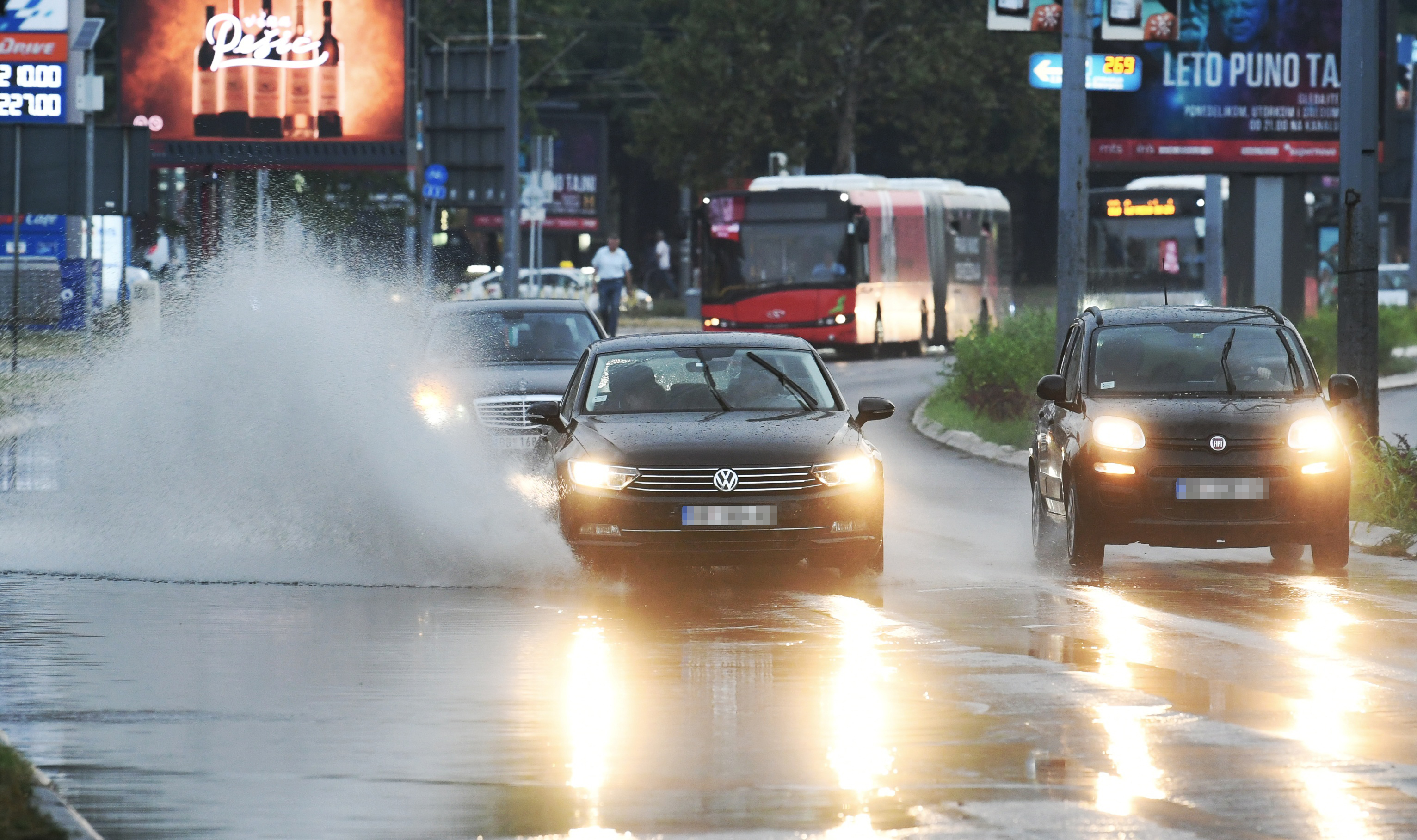 Beograd 30.07.2022. Nevreme, kiša, pljusak, leto, letnja kiša, ulica pod vodom, loša kanalizacija, velika količina vode, vreme, vremenska prognoza Foto: Vesna Lalić/Nova.rs