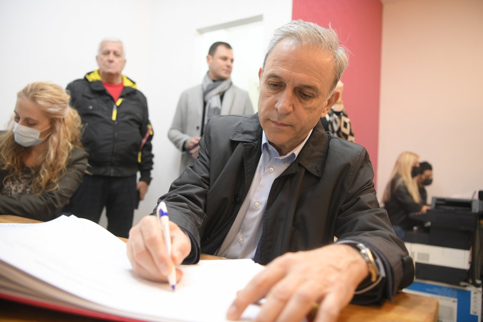 Beograd 17.02.2022. Skupljanje potpisa za kandidaturu za parlamentarne izbore, Zdravko Ponoš, parlamentarni izbori Foto: Dragan Mujan/Nova.rs