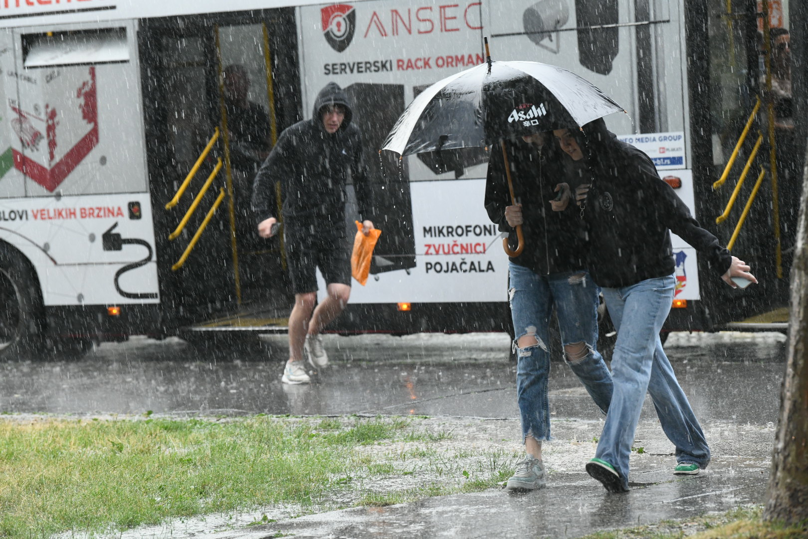 Beograd 11. jun 2022. Kisa letnji pljusak bicikl kapuljaca vreme vremenska prognoza Foto:Vesna Lalić/Nova.rs