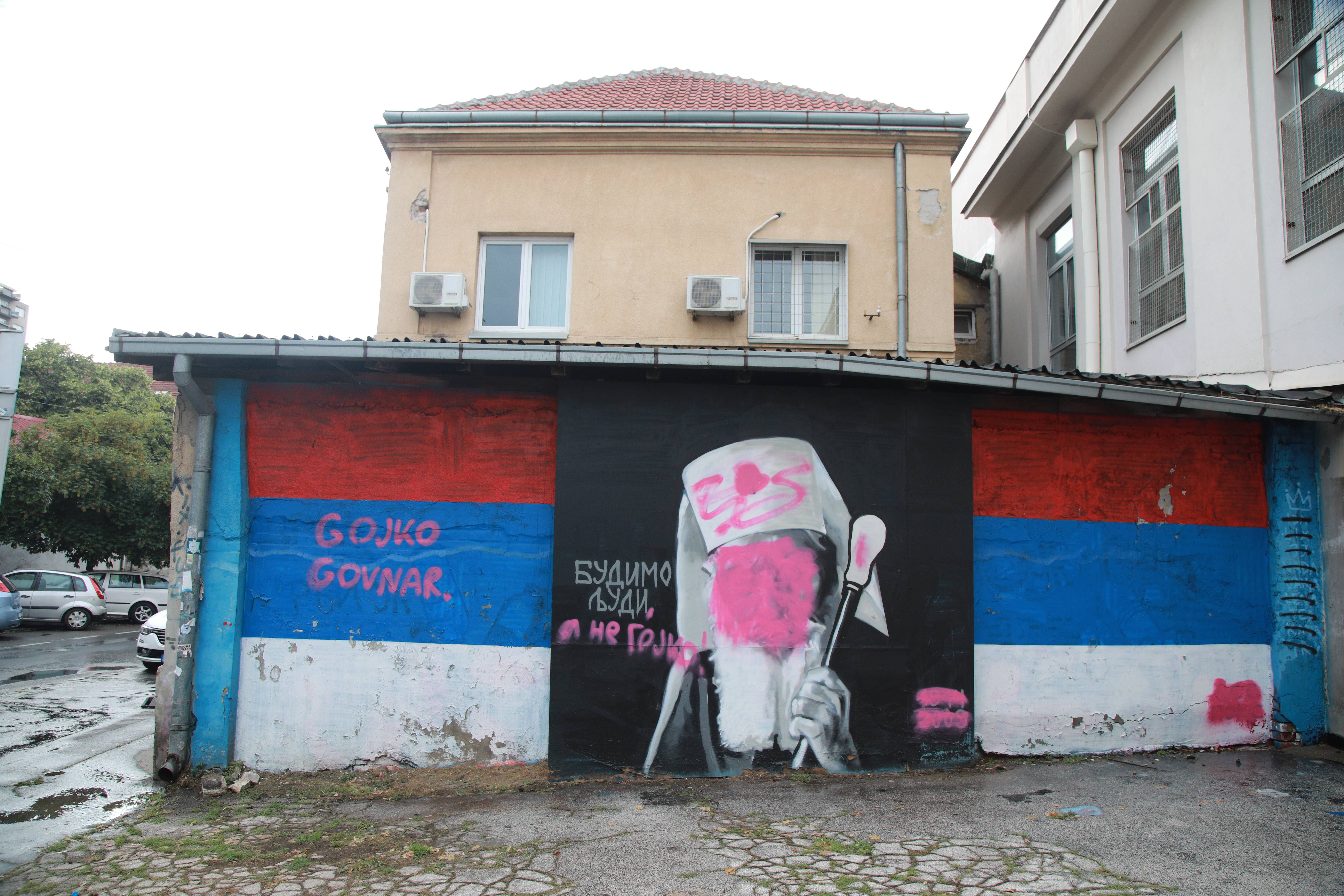 Beograd, 11.06.2022. - Mural s likom nekadasnjeg patrijarha SPC Pavla u Skenderbegovoj ulici u Beogradu prefarban je tokom noci. (BETAPHOTO/MILOS MISKOV)