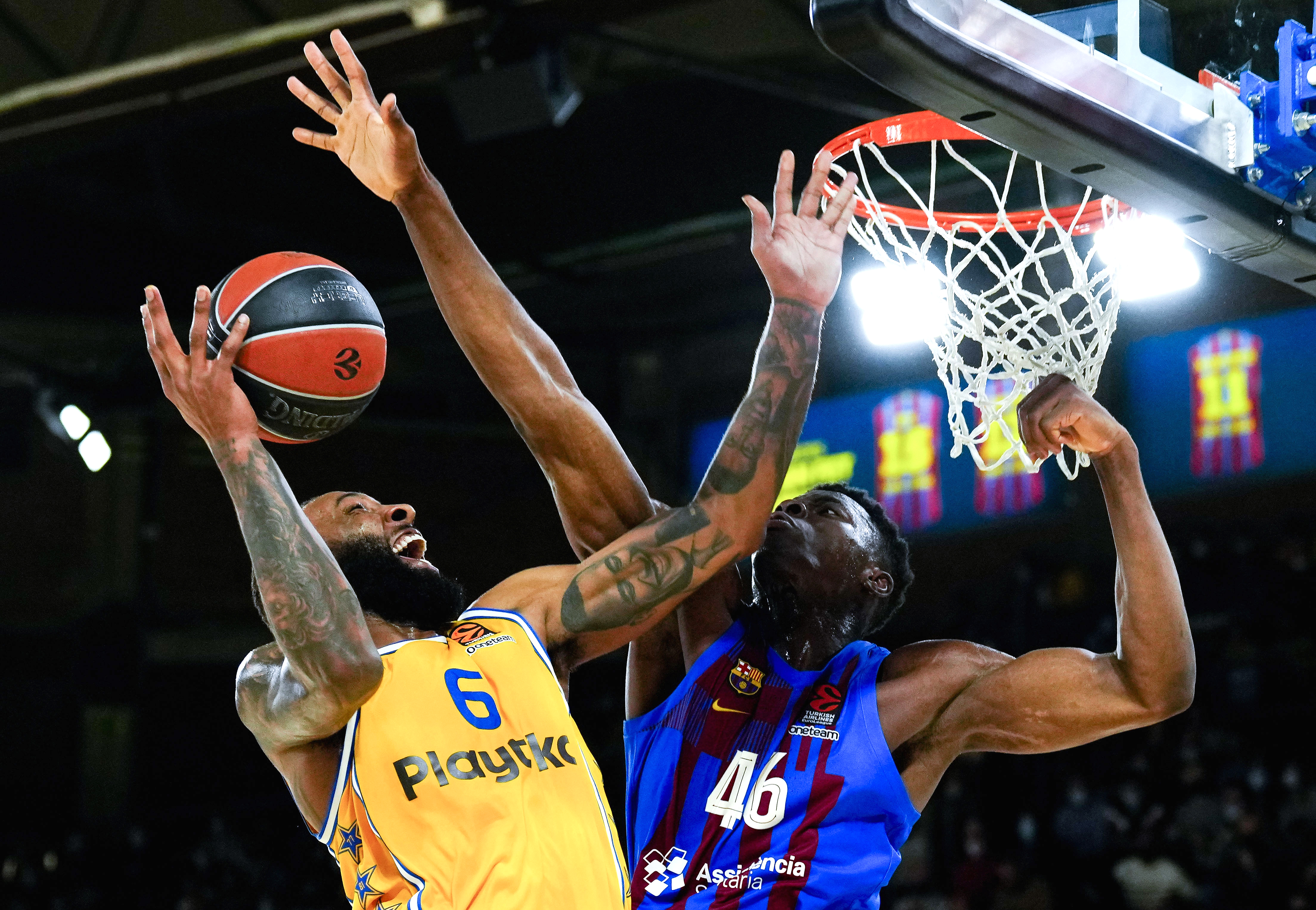 epa09876801 Barcelona's James Nnaji (R) in action against Tel Aviv's Derrick Williams (L) during the Euroleague basketball match between FC Barcelona and Maccabi Tel Aviv in Barcelona, Spain, 07 April 2022.  EPA-EFE/Enric Fontcuberta