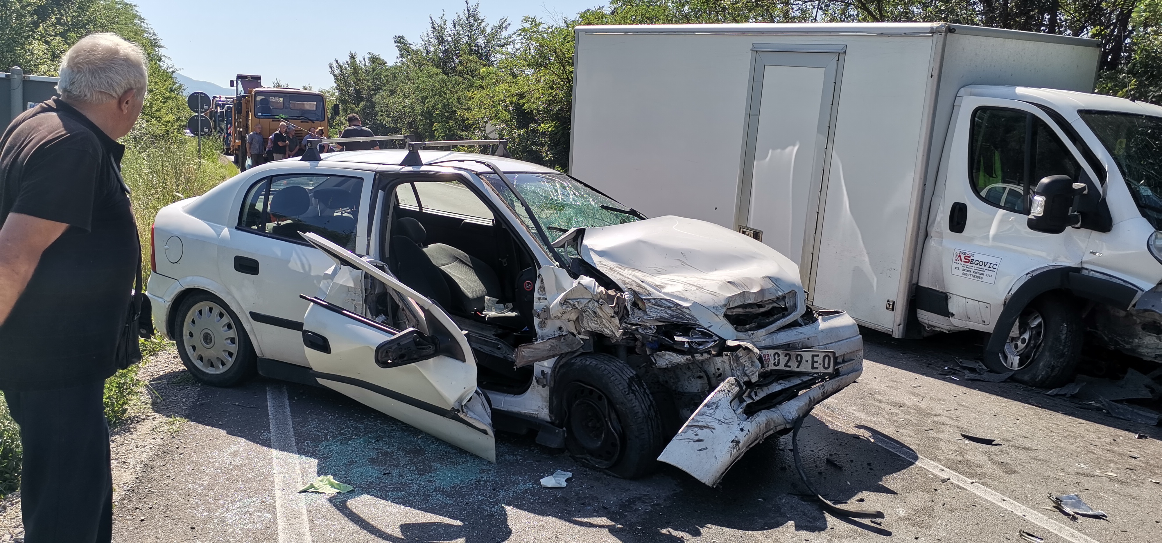 Nis 30. jun 2022. Saobracajna nesreca, saobracajna nezgoda, udes se desio na delu puta od naselja Donja Vrežina prema Malči, povredjene tri osobe Foto:Miljana Isailović/Nova.rs