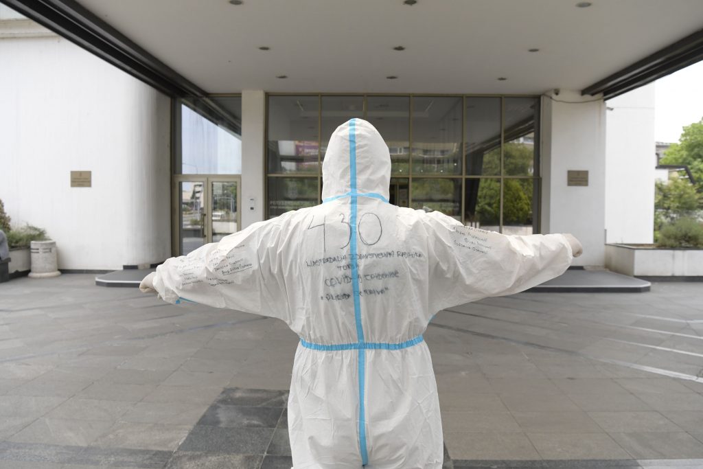 Beograd 17.06.2022. Dejan Žujović, pulmolog, lekar, doktro, izlazi iz zgrade Prvog osnovnog suda u skafanderu. Prvi osnovni sud, skafander Foto: Goran Srdanov/Nova.rs