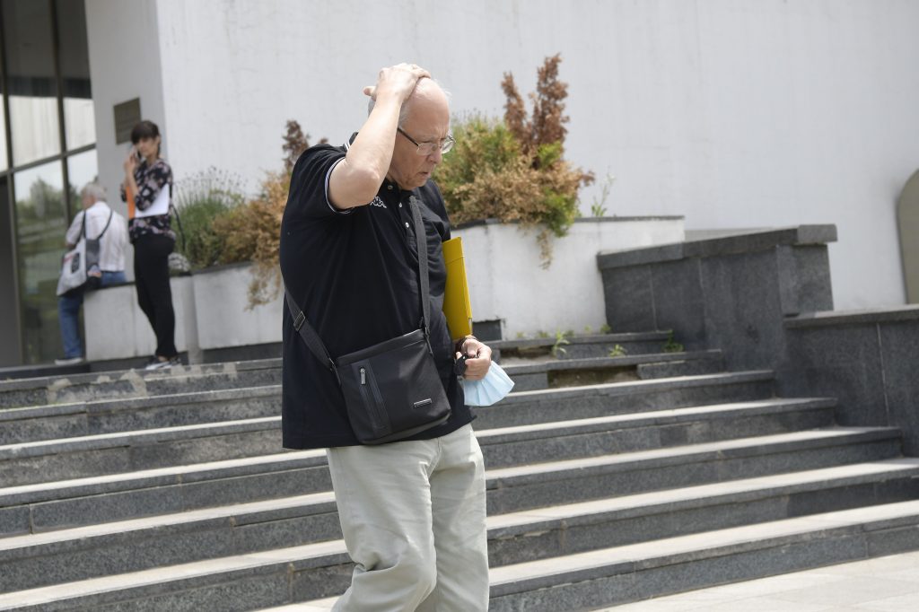 Beograd 17.06.2022. Predrag Kon, epidemiloog, lekar, doktro, izlazi iz zgrade Prvog osnovnog suda. Prvi osnovni sud Foto: Goran Srdanov/Nova.rs