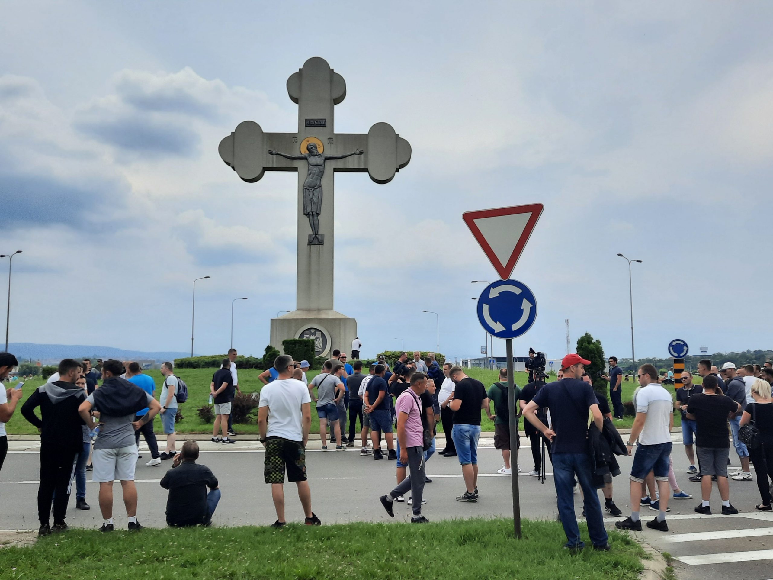 Kragujevac 17.06.2022. Blokiran kružni tok na autoputu Kragaujevac Batočina. Počeo protest Fijatovih radnika, radnici, Fijat, Fiat automobili Foto: Aleksandra Petrović/Nova.rs