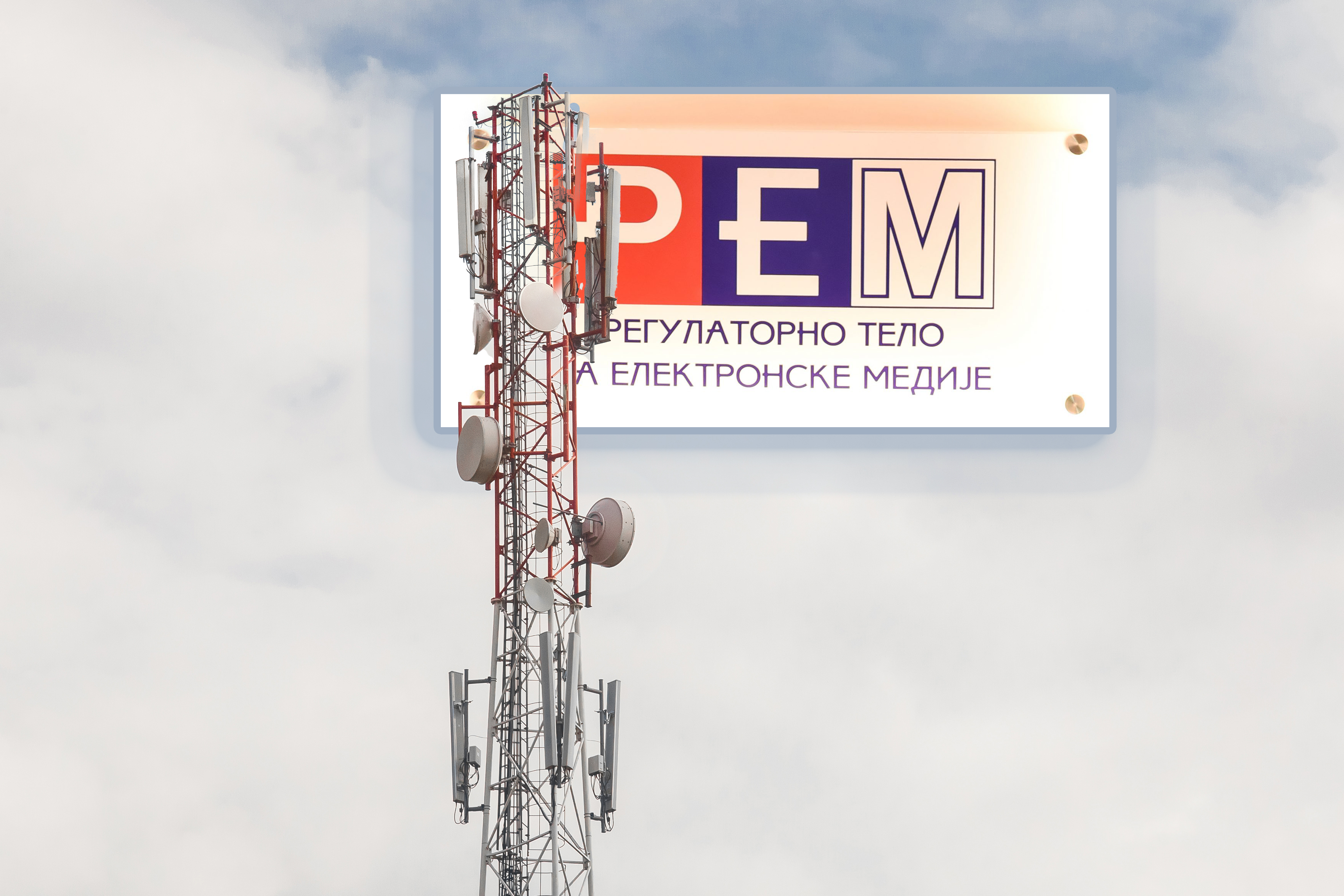 Mobile,Communication,Network,Communication,Tower,With,Antens,On,The,Background