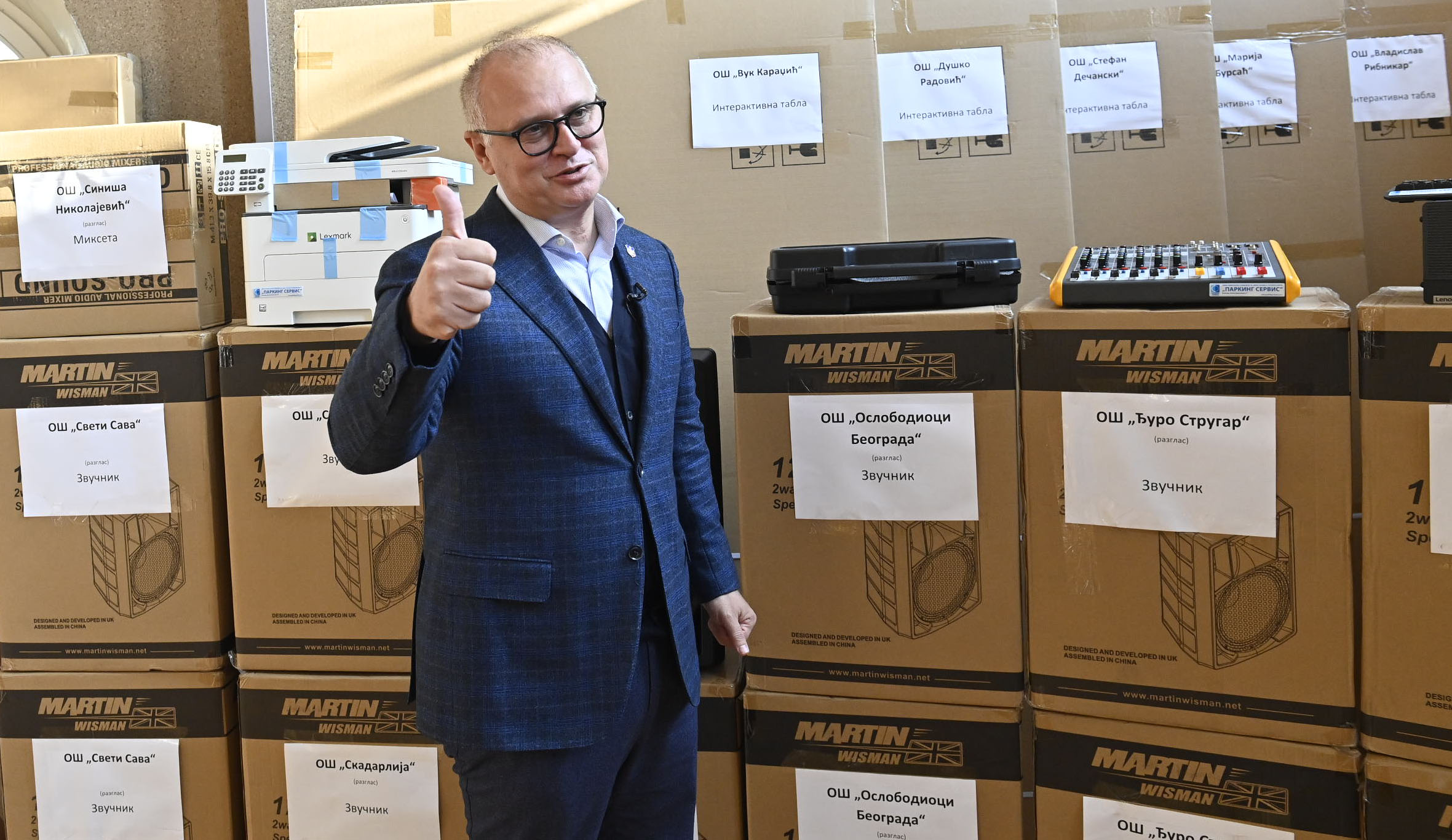 Beograd, 25. novembra 2021. - Dodela ugovora o donaciji nastavnih sredstava direktorima osnovnih skola. Ucestvovao je zamenik gradonacelnika Beograda Goran Vesica. FOTO TANJUG/ PREDRAG MITIC/ bg