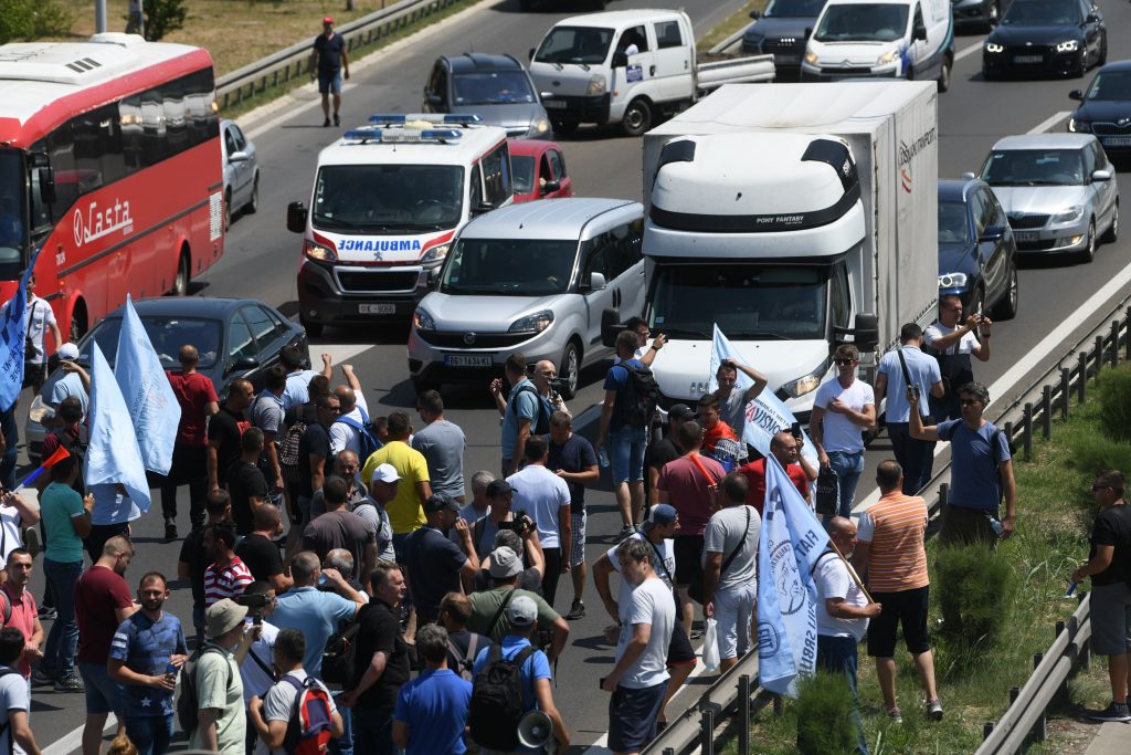 Beograd 22.06.2022.  Radnici Fijata, protest, fijat, blokada, štrajk, auto put autoput beograd