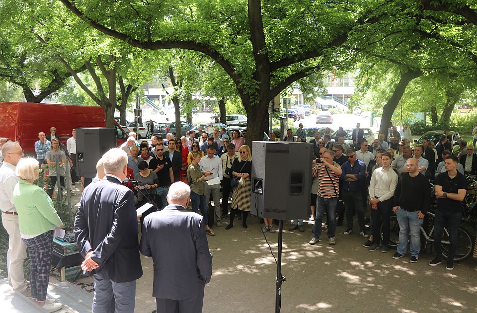 Advokati Advokatske komore Vojvodine protestovali su danas ispred zgrade suda zbog nerasvetljenih napada na predstavnike njihove profesije.
