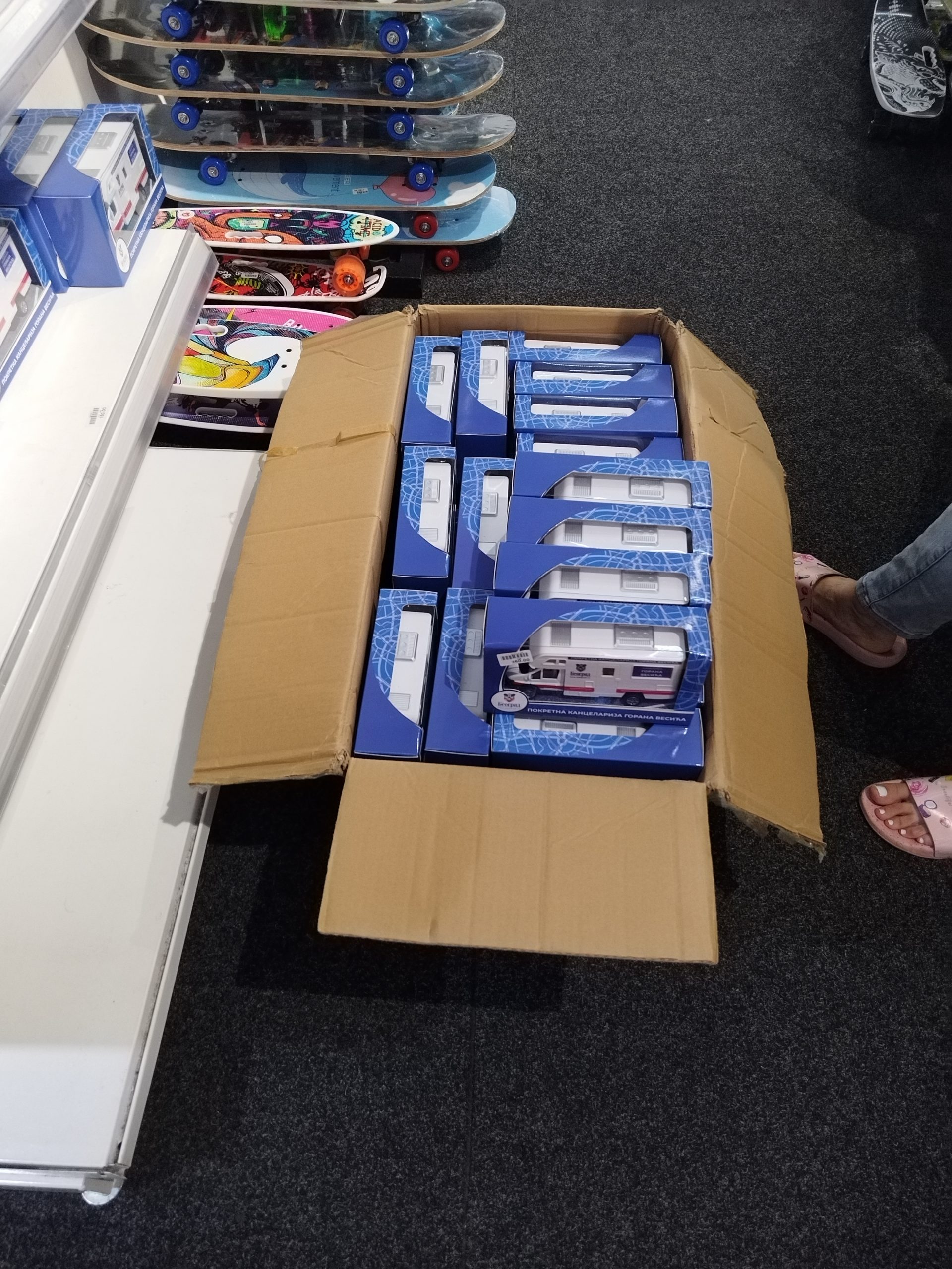 Vesićeva pokretna kancelarija, igračka, kineska robna kuća Panda, slikao Pavle Ivković