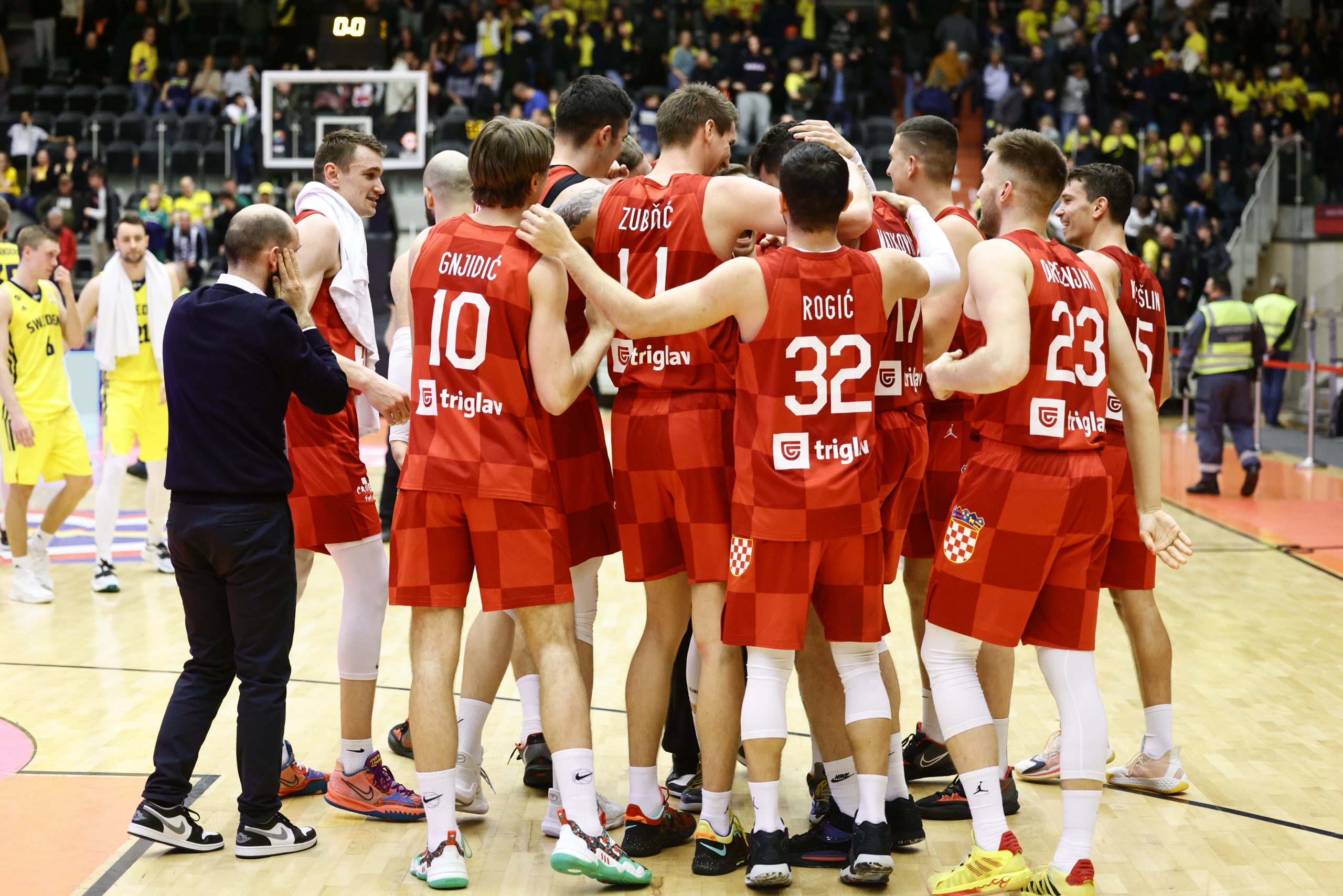 epa09792503 Croatia players celebrate after the FIBA Basketball World Cup 2023 European qualifier (group C) game between Sweden and Croatia at Stadium Arena in Norrkoping, Sweden, 28 February 2022.  EPA-EFE/Stefan Jerrevang/TT SWEDEN OUT SWEDEN OUT