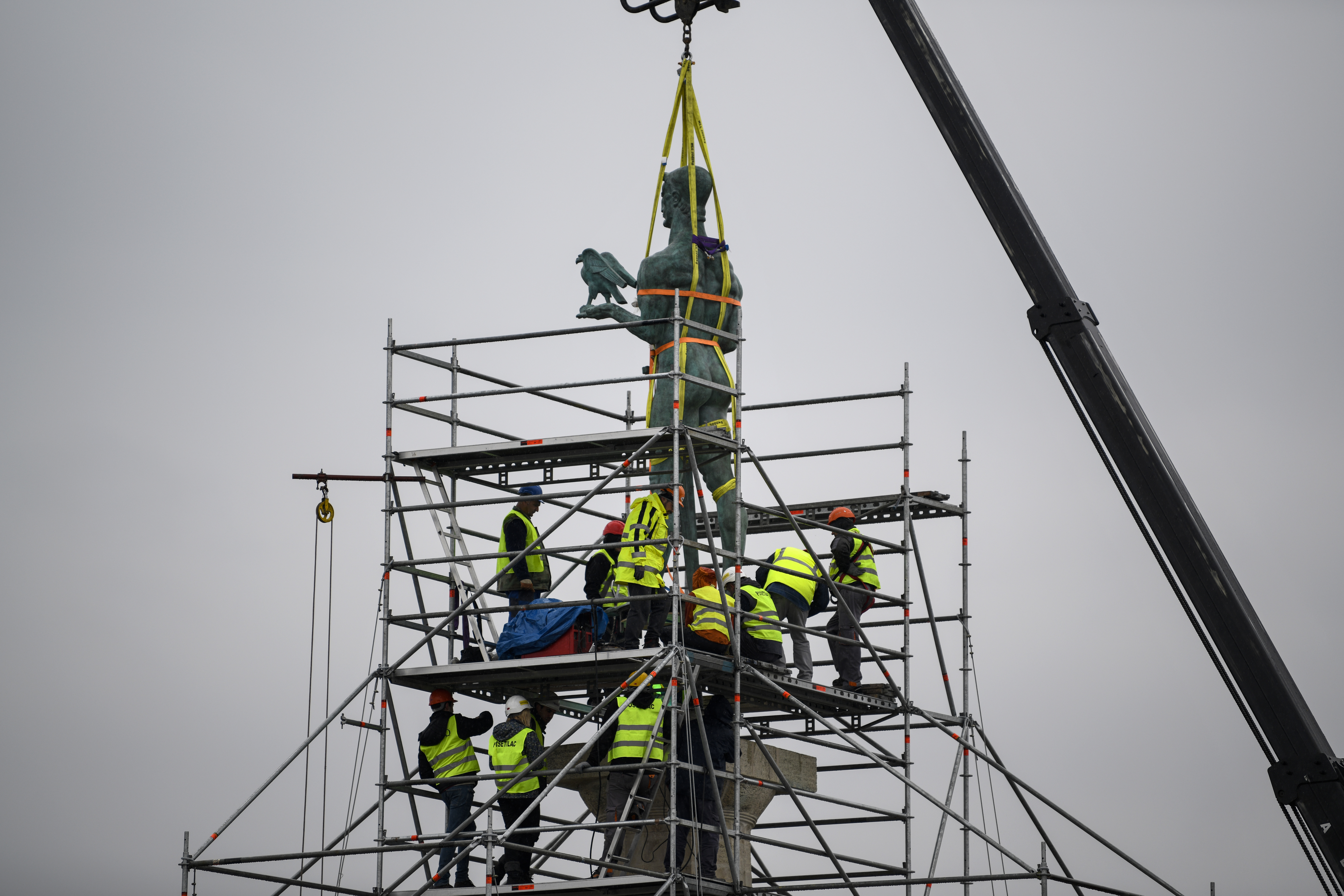 Beograd 13.02.2020. Dizalica, kran, majstori. Pobednik, simbol Beograda, rad vajara Ivana Meštrovića, vraćen je posle 127 dana restauracije na Kalemegdansku tvrđavu. Vraćanje Pobednika na postament, postolje Foto: Nemanja Jovanović/Nova.rs