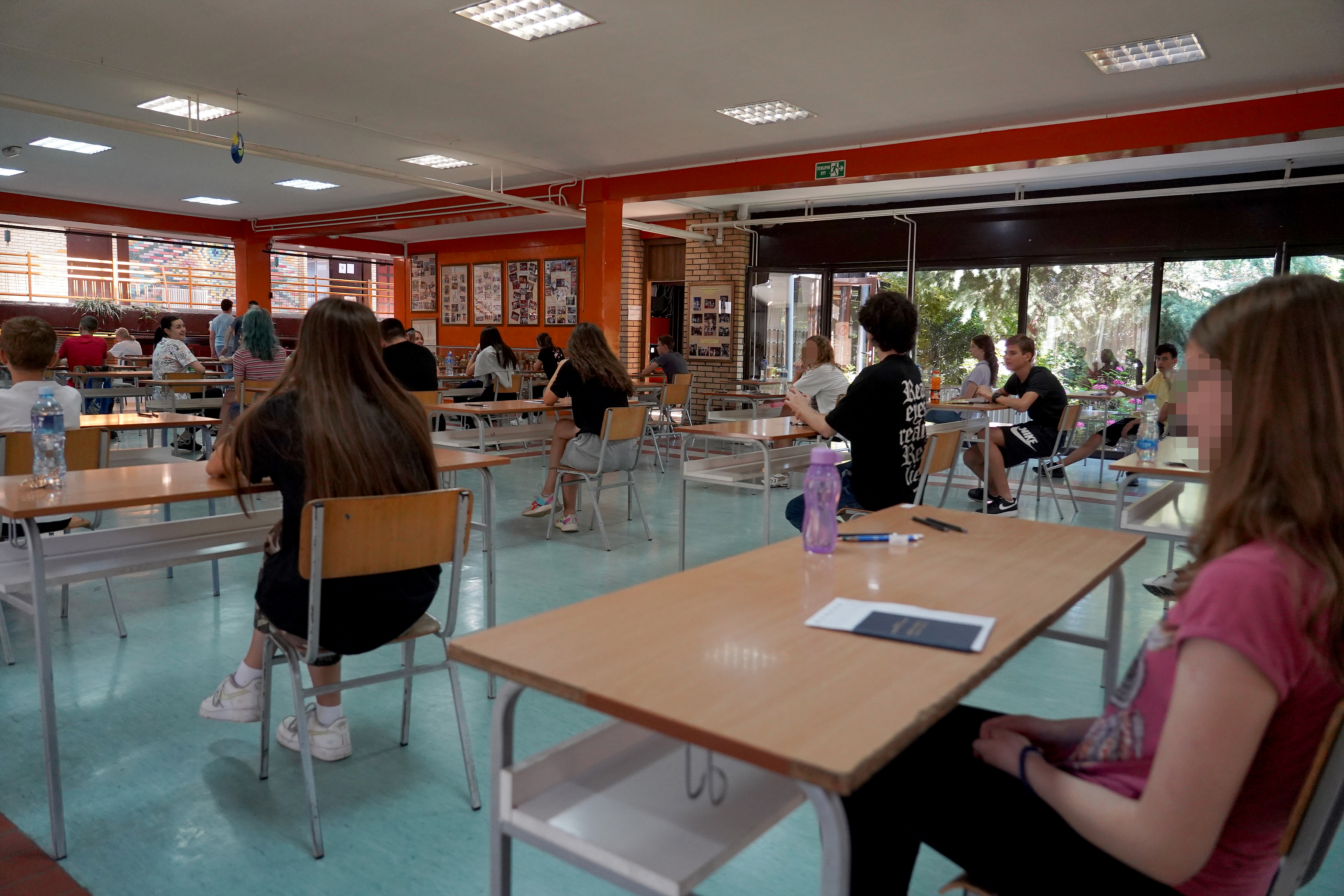 The Minister of Education, Science and Technological Development, Branko Ruzic, visited the primary school of the United Nations and talked to the students who are taking a test in Serbian, ie their mother language, as part of the final exam.Ministar pr